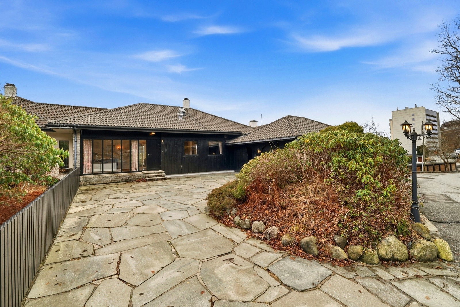 Enkel tilkomst med bred og fin innkjørsel til eiendommen | Dekke er lagt med fine skiferheller Galleribilde