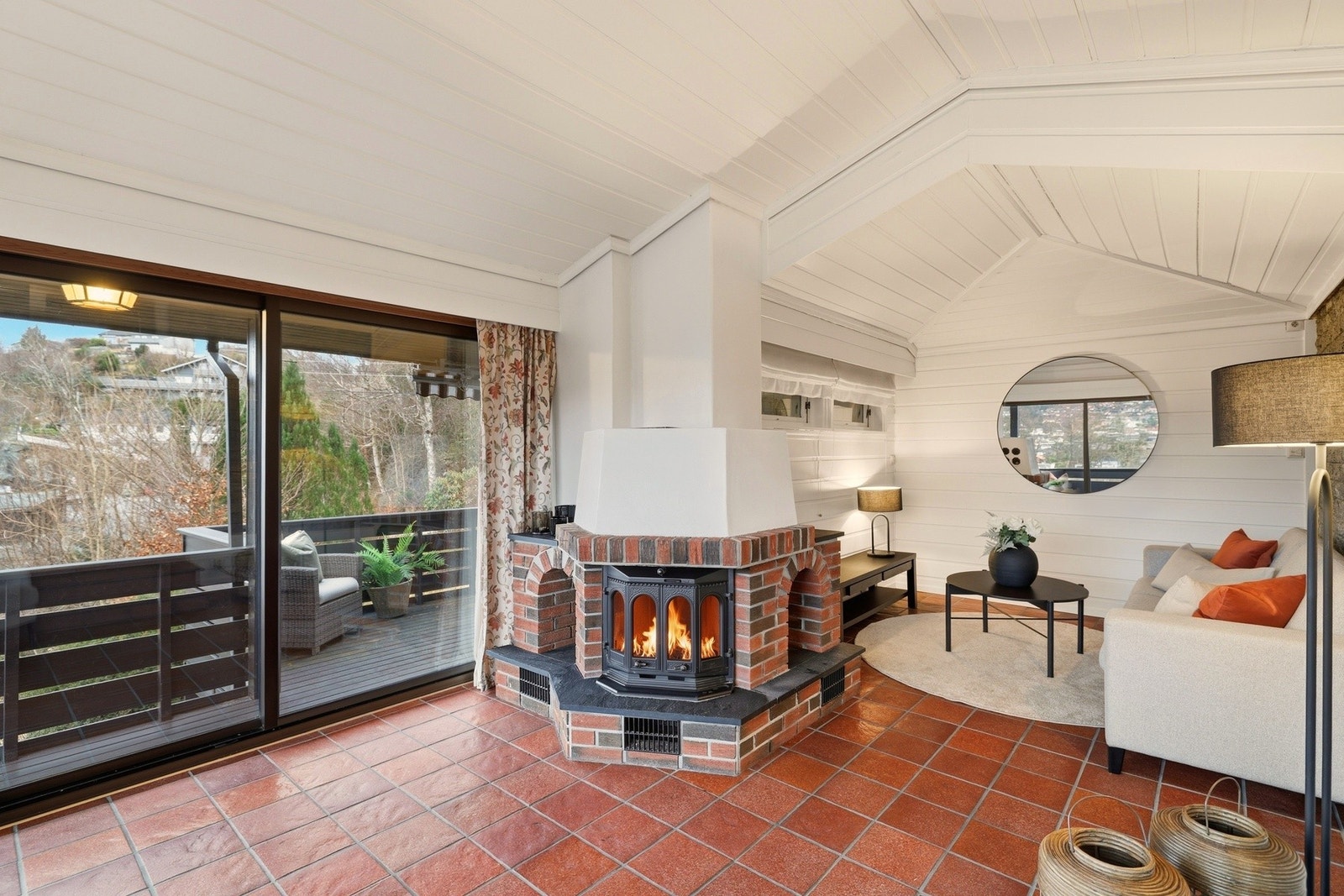 Stuen har god takhøyde og store vindusflater Galleribilde