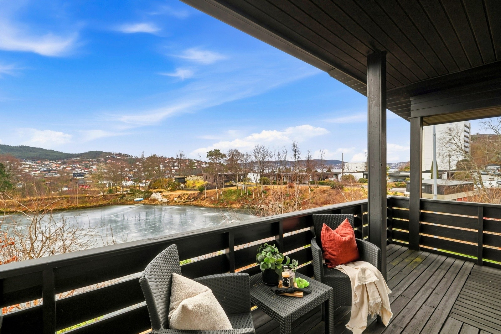 Her kan sol og utsikt nytes i usjenerte omgivelser Galleribilde