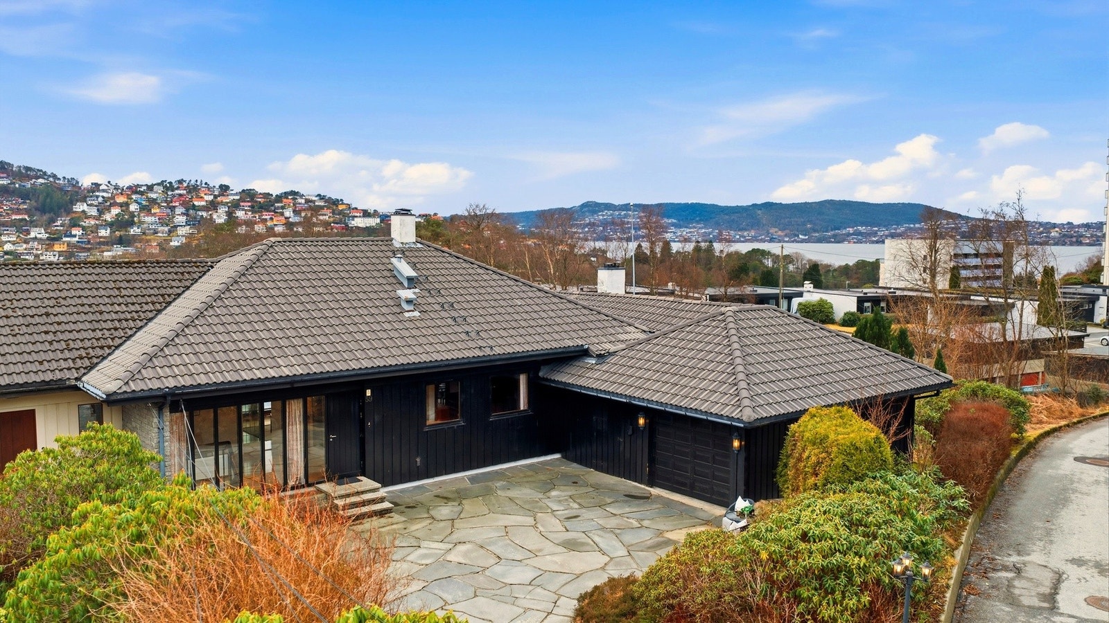 Eiendommen ligger ved nedre del av Vågslien som er blindvei, og godt tilbaketrukket fra hovedveien. Galleribilde