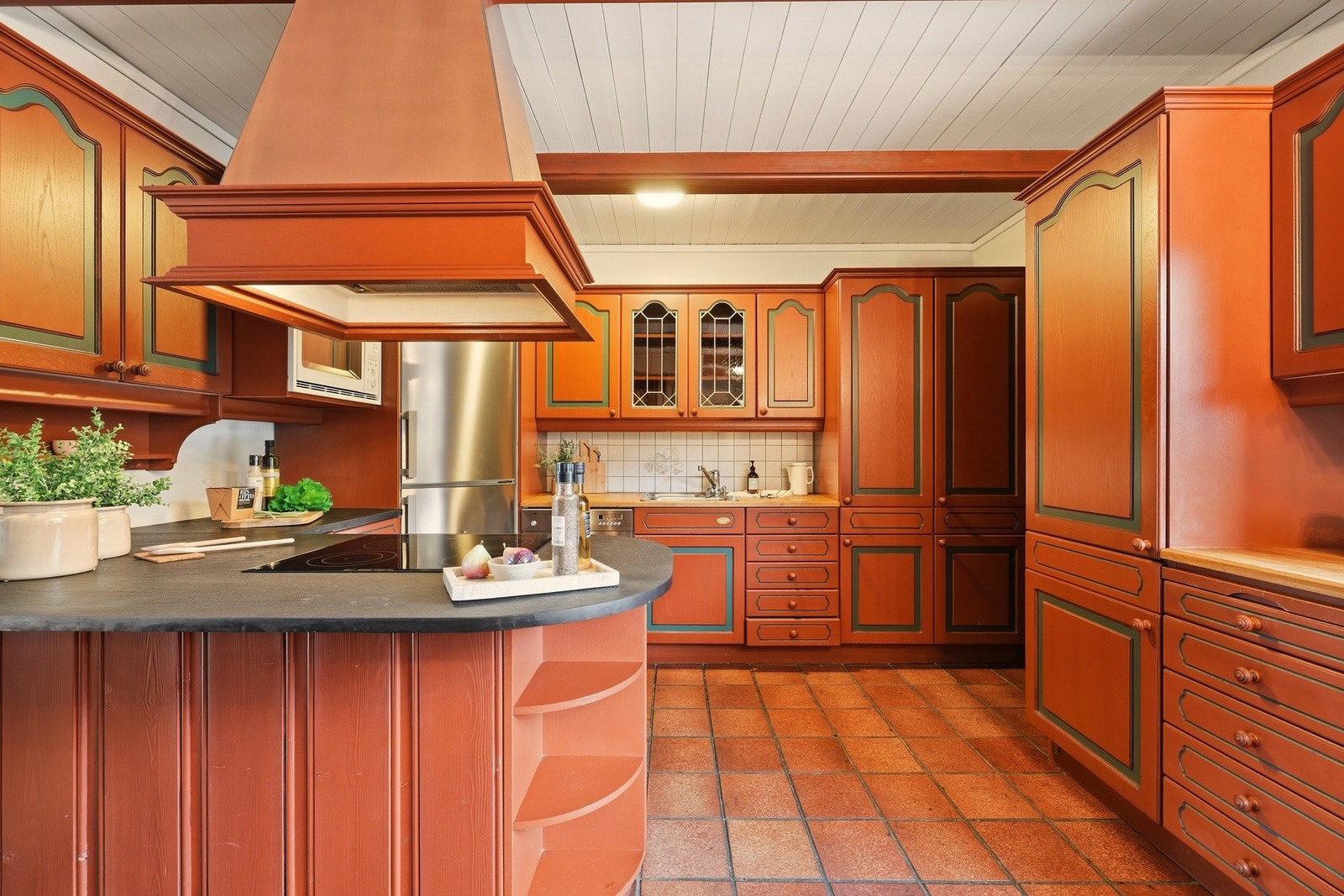 Innredningen har rikelig med skap- og benkeplass Galleribilde