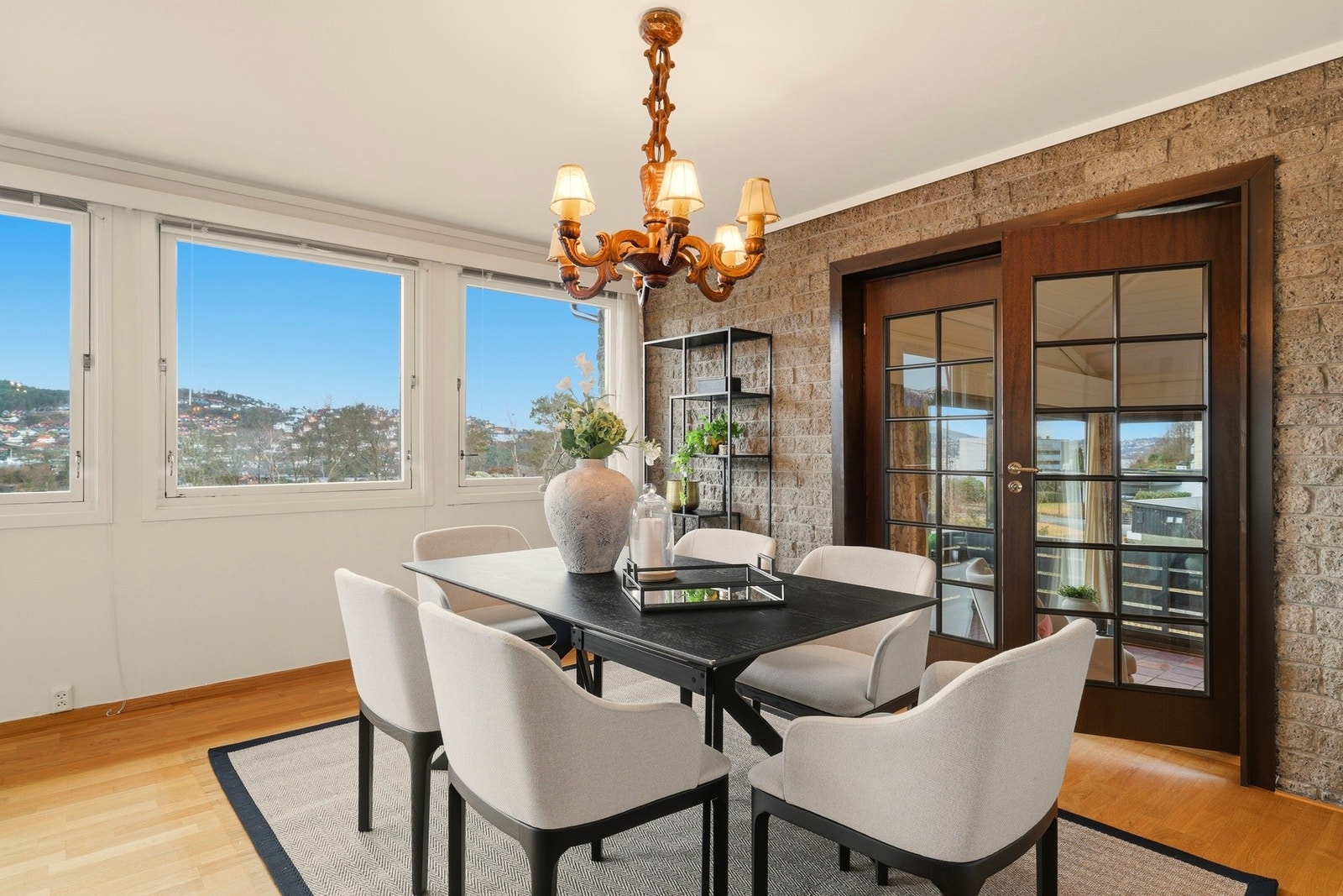 Fra spisestuen er det dør ned til husets peisestue Galleribilde