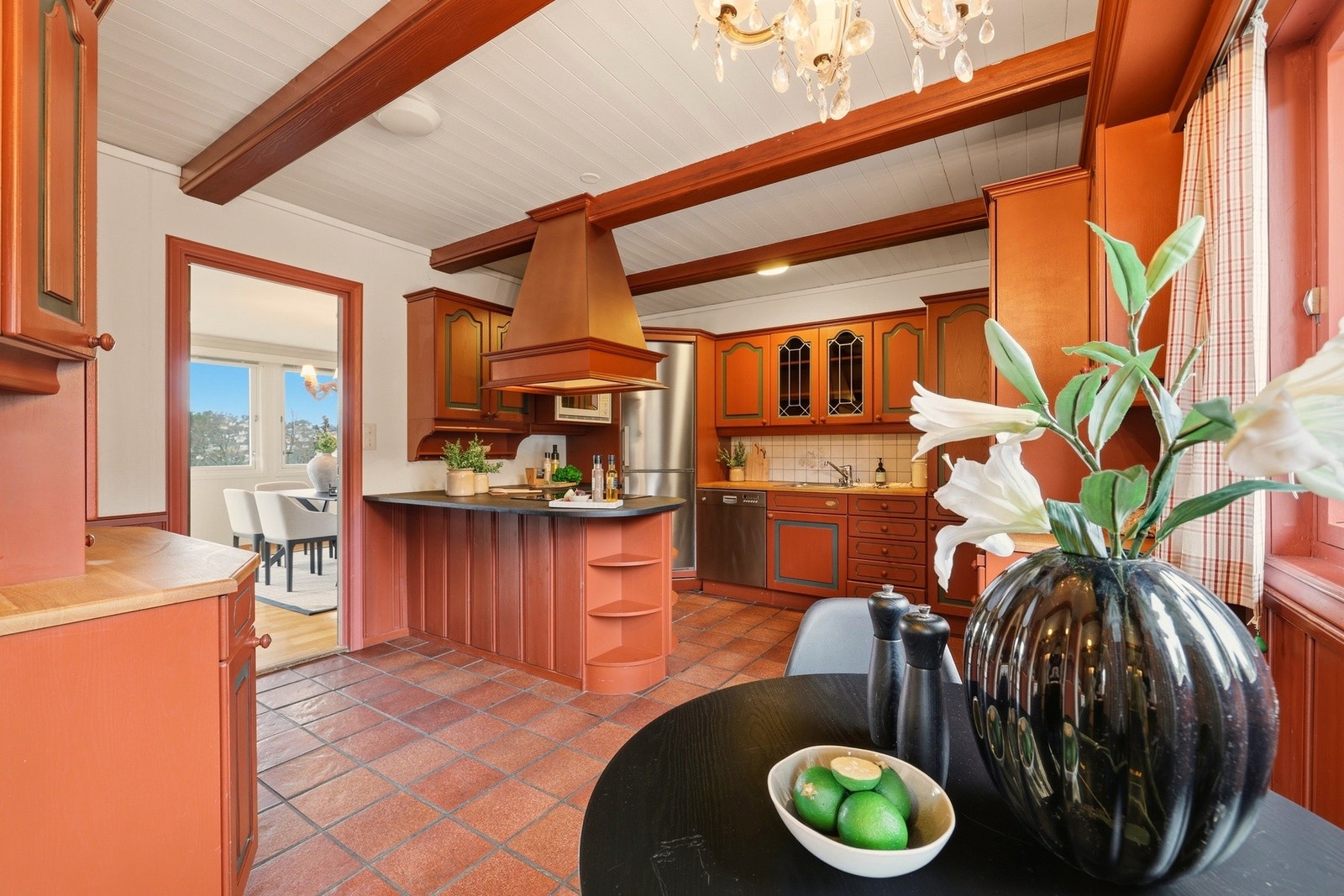 Husets kjøkken er hele 22 m² | Sivesind innredning fra 1999 med integrert kjølehjørne og benkeplate i naturstein og heltre. Galleribilde