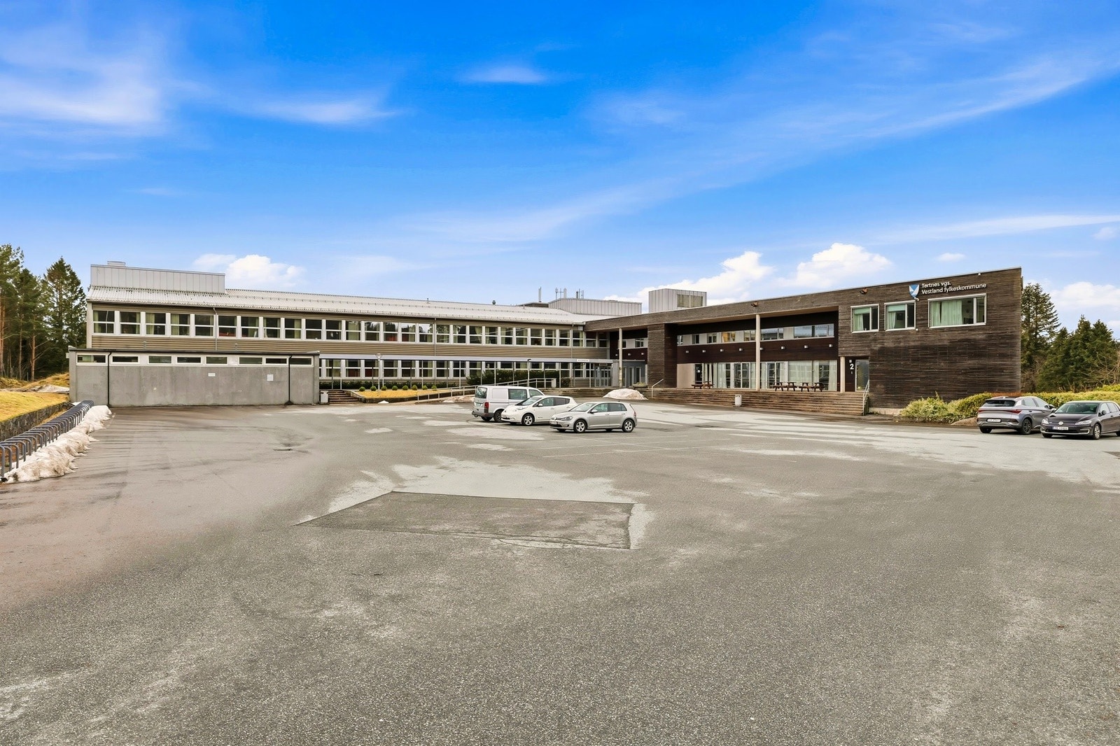 Beliggenheten gir kort avstand til skoler og barnehager, buss og butikk, idrettsanlegg og golfbane Galleribilde