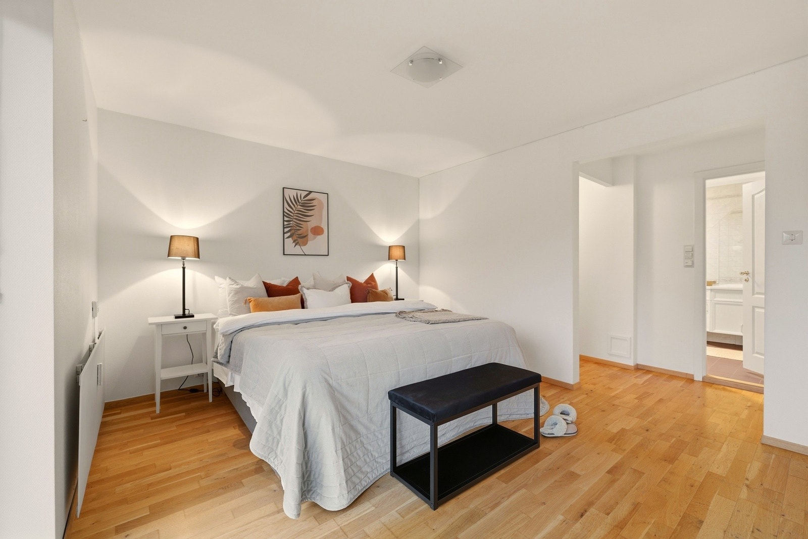 Hovedsoverommet har også enkel tilgang til eget bad og garderoberom Galleribilde