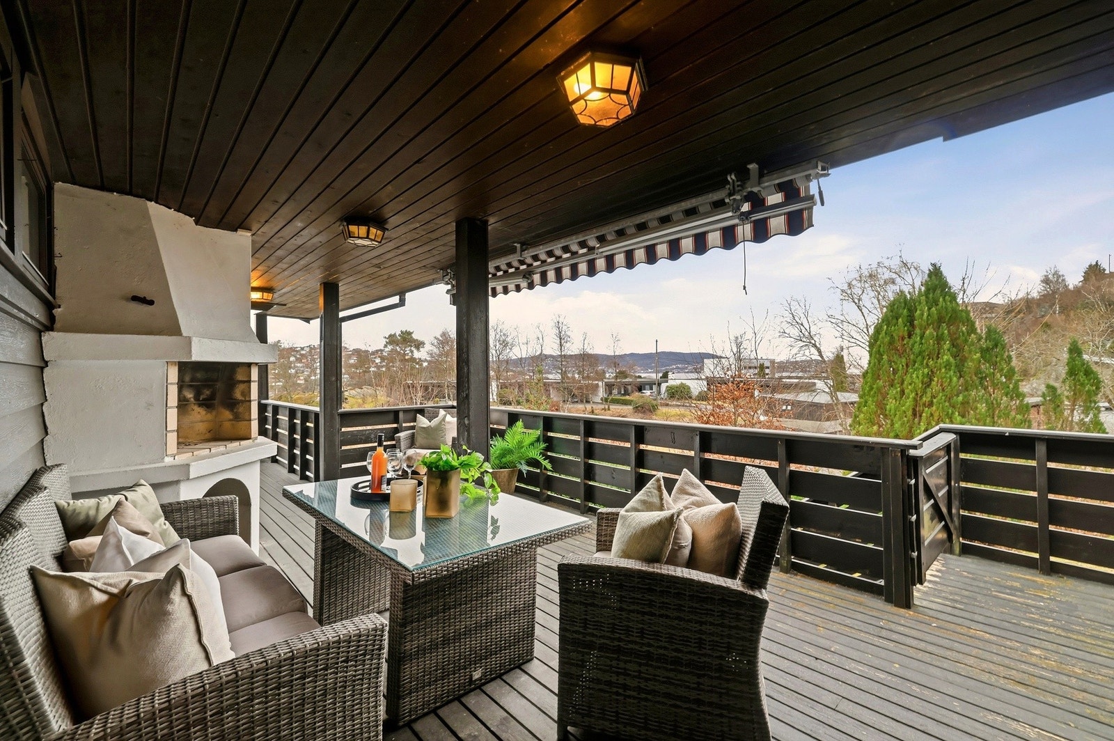 Her er god plass til både sittegrupper og spisebord | Det er trappesats fra terrassen og ned til hagen Galleribilde