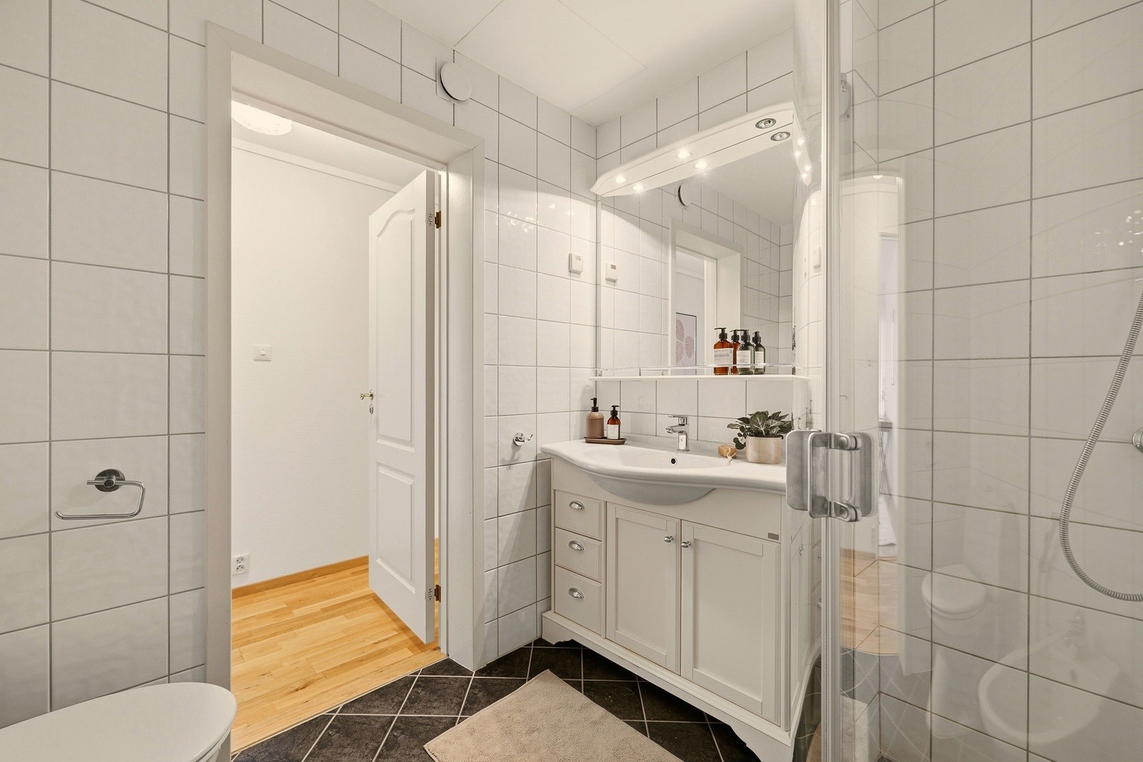 Huset har to bad, eget gjestetoalettrom og separat vaskerom Galleribilde