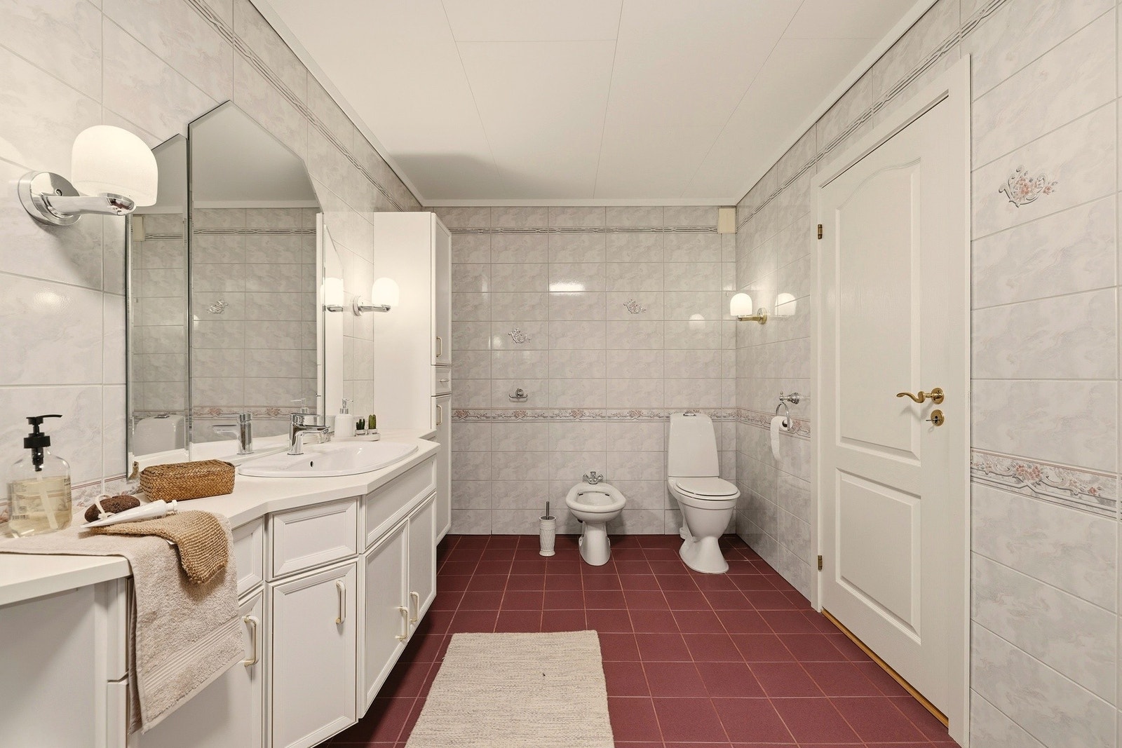 Dette badet har både dusjhjørne og badekar samt innredning med god skapplass Galleribilde