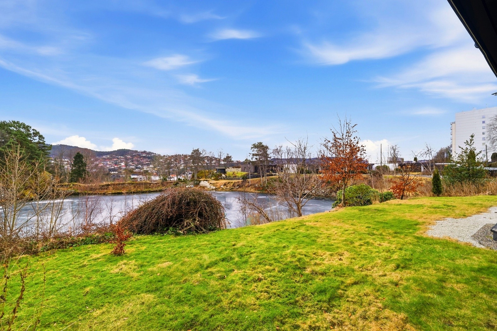 Grønne og fine omgivelser med god avstand til nabohusene Galleribilde
