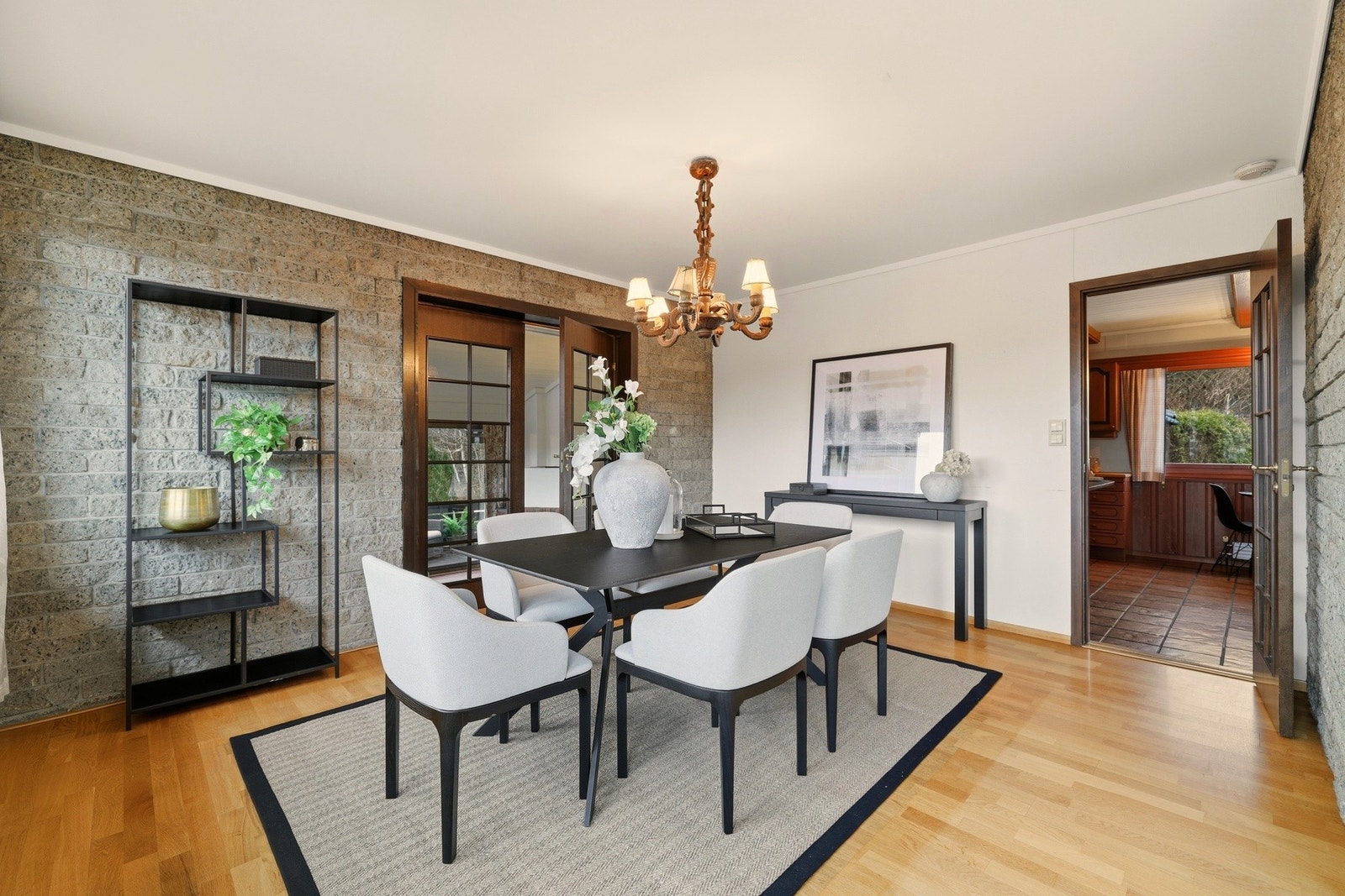 Spisestuen har plass til stort spisebord og rommet er praktisk plassert vegg i vegg med kjøkkenet Galleribilde