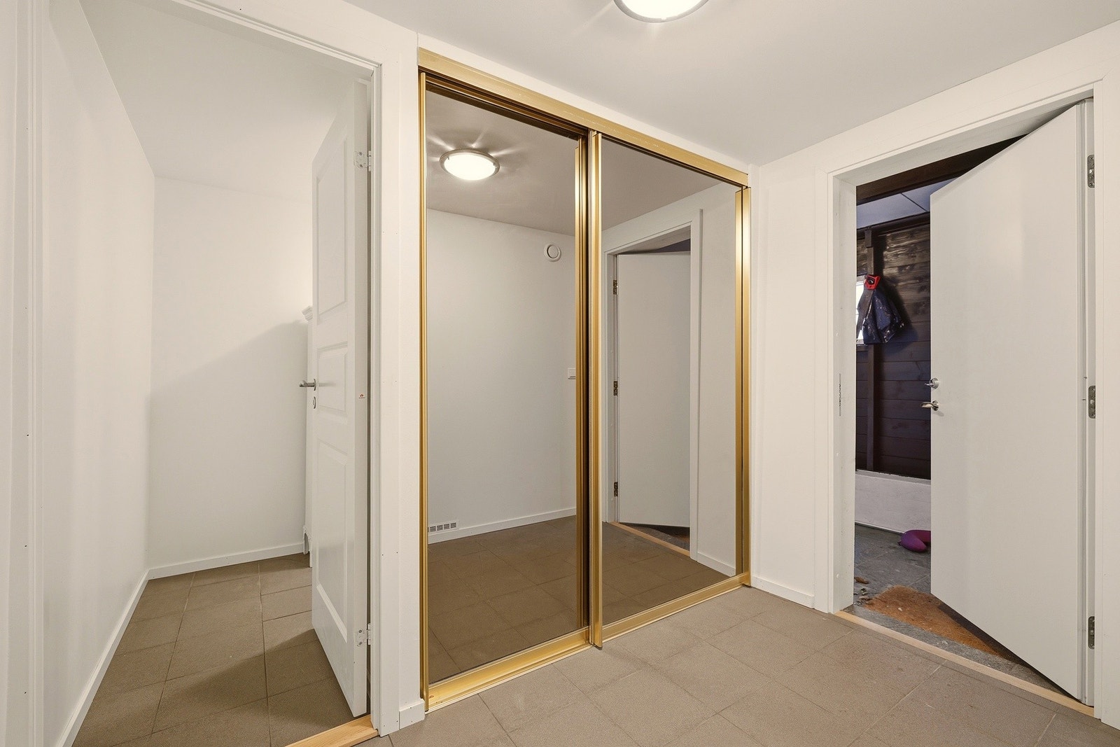 Dette bildet viser inngangsparti fra underetasjen | Fra dette inngangspartiet er det dirkete tilkomst til to boder/garderoberom Galleribilde