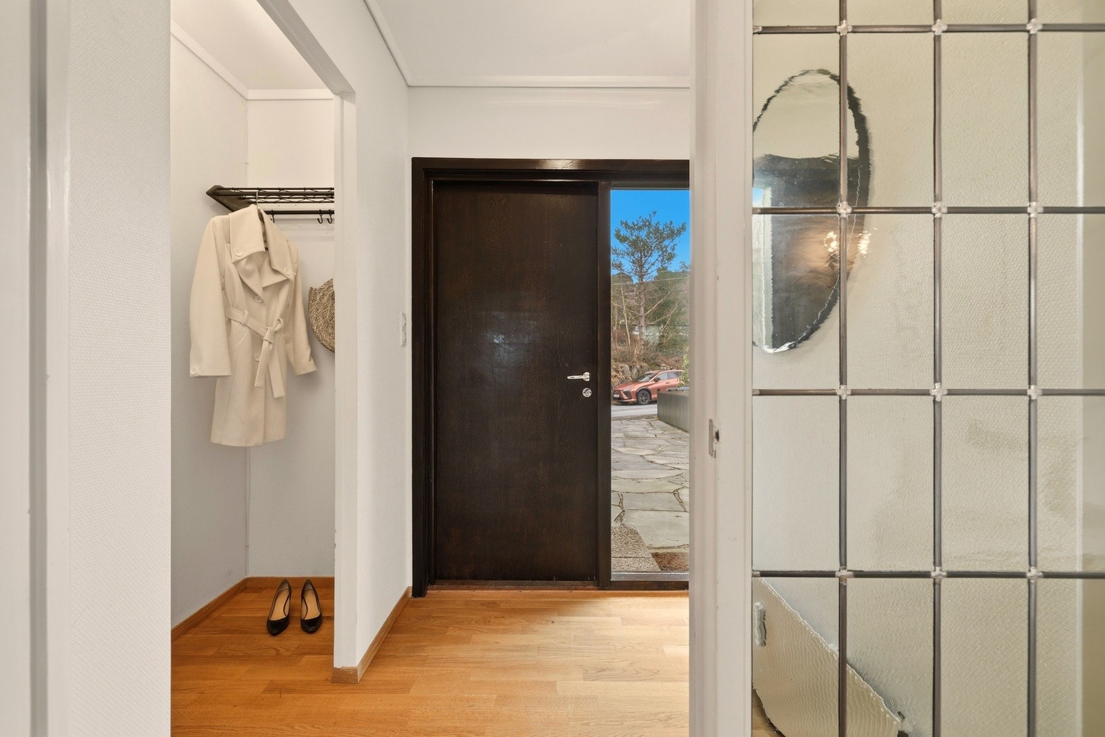 Velkommen inn | Vindfang med avsatt areal for sko og yttertøy Galleribilde