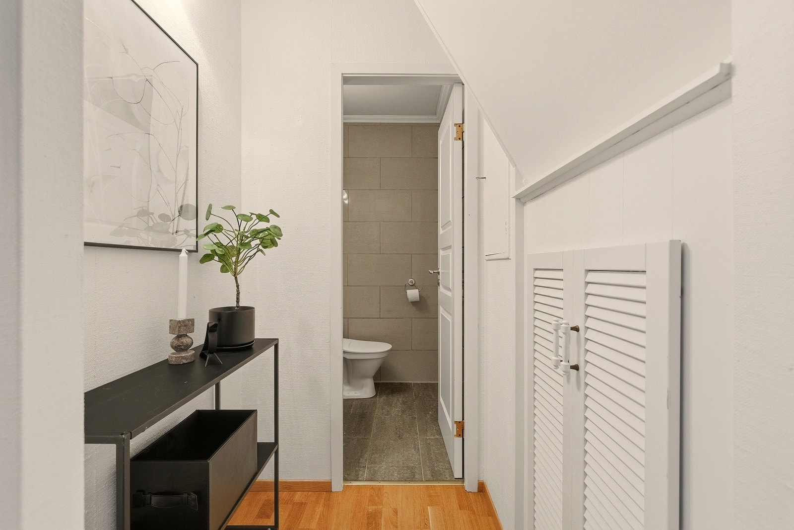 Ved inngangspartiet er det enkel tilkomst til eget gjestetoalett Galleribilde