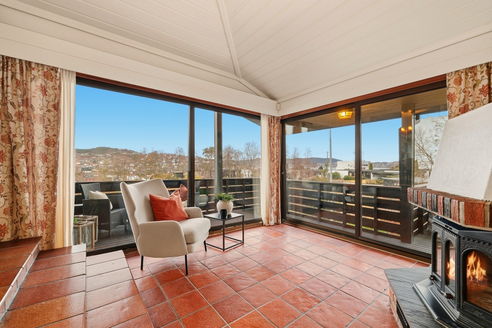 Her er det to store skyvedører ut til den solrike terrassen Galleribilde