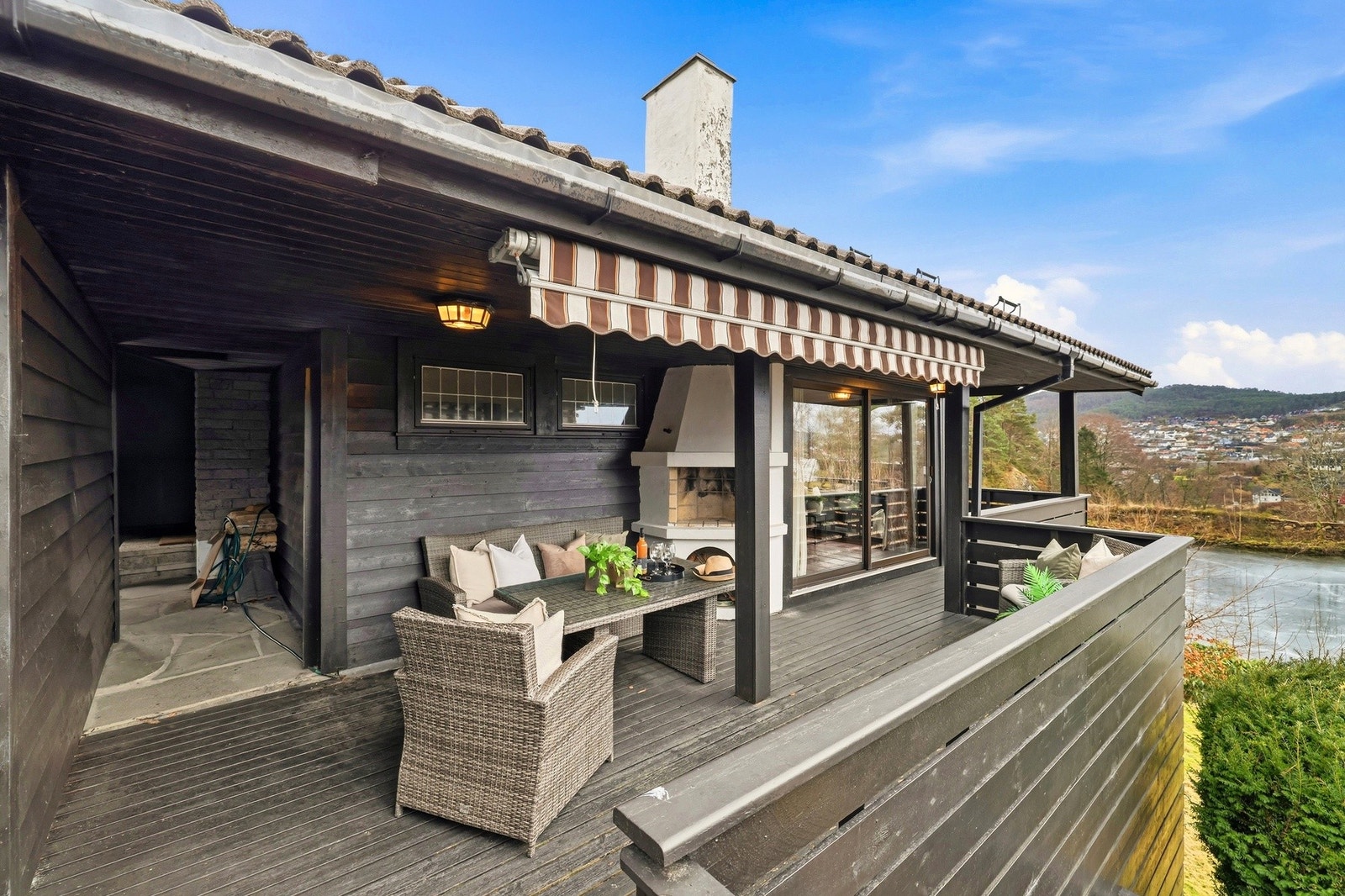 Skjermet og solrik terrasse med utepeis og overbygg Galleribilde