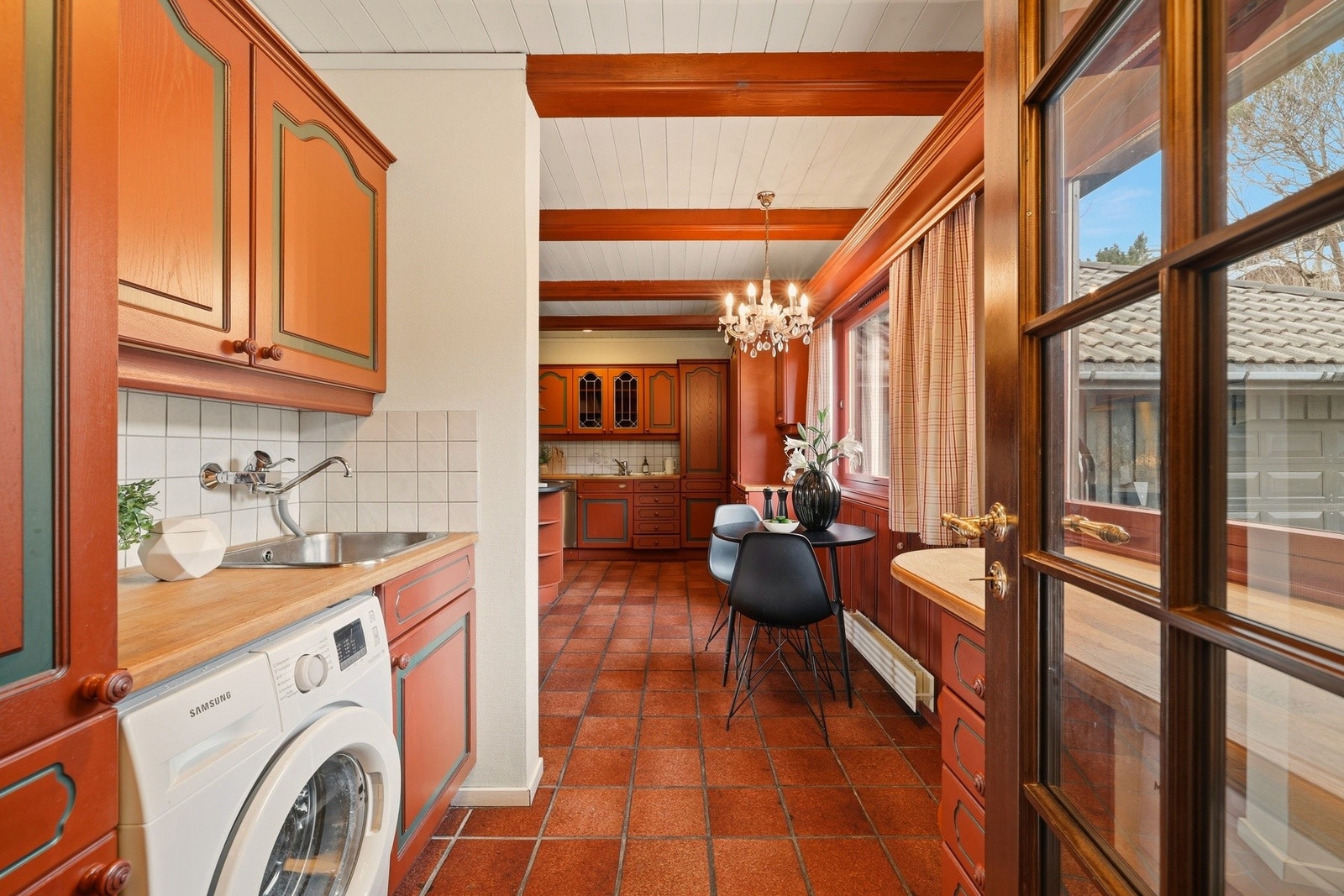 I bakkant av kjøkkenet er det egen sone for grovkjøkken/vaskerom som har dør videre mot husets hovedinngang Galleribilde