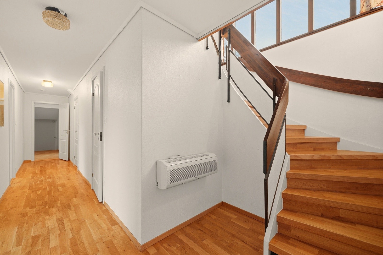 Bildet viser trappesats ned til underetasjen | Her er varmepumpen strategisk plassert og gir oppvarming til deler av underetasjen og deler av 1. etasjen Galleribilde