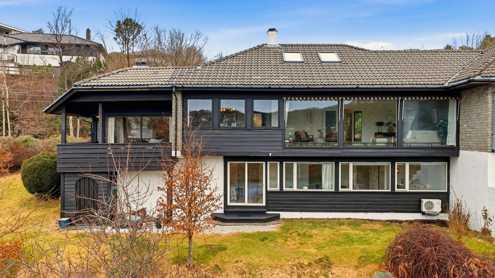 Fin arkitektonisk utforming med store vindusflater og rikelig med lysinslipp til rommene Galleribilde