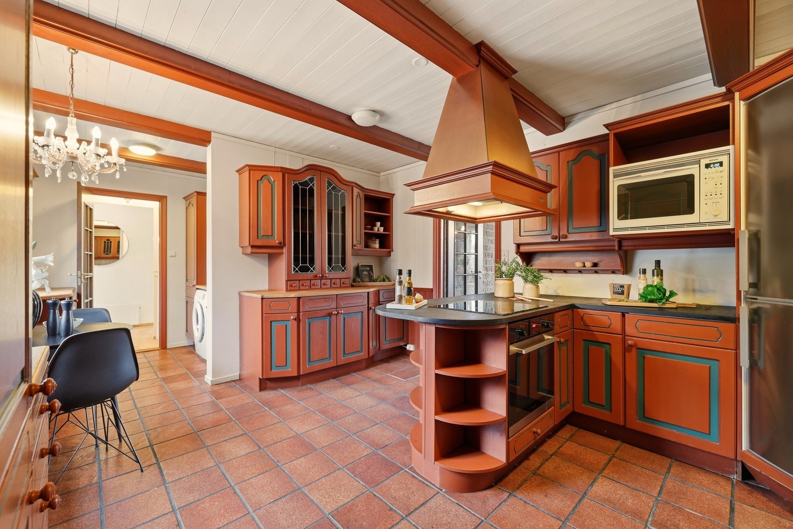 Kjøkkenet har plass til spisebord ved kjøkkenvinduet, det er også dør fra kjøkken til spisestuen Galleribilde