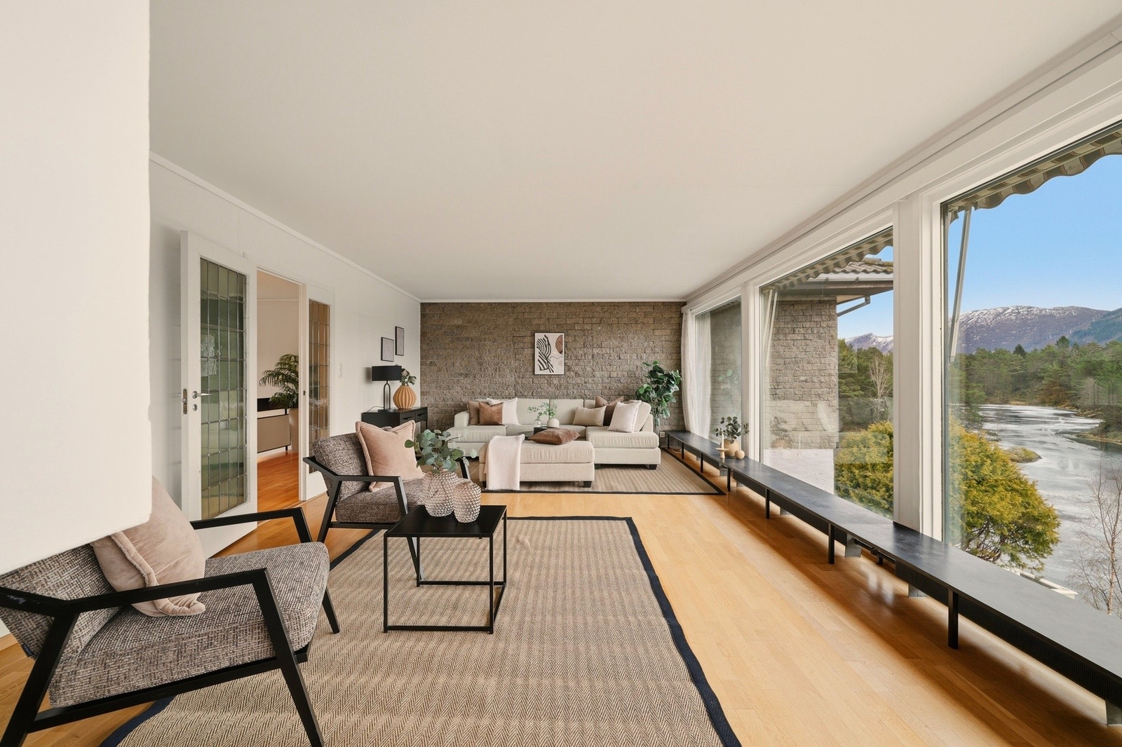 Stor og lys stue med en slående vakker utsikt Galleribilde