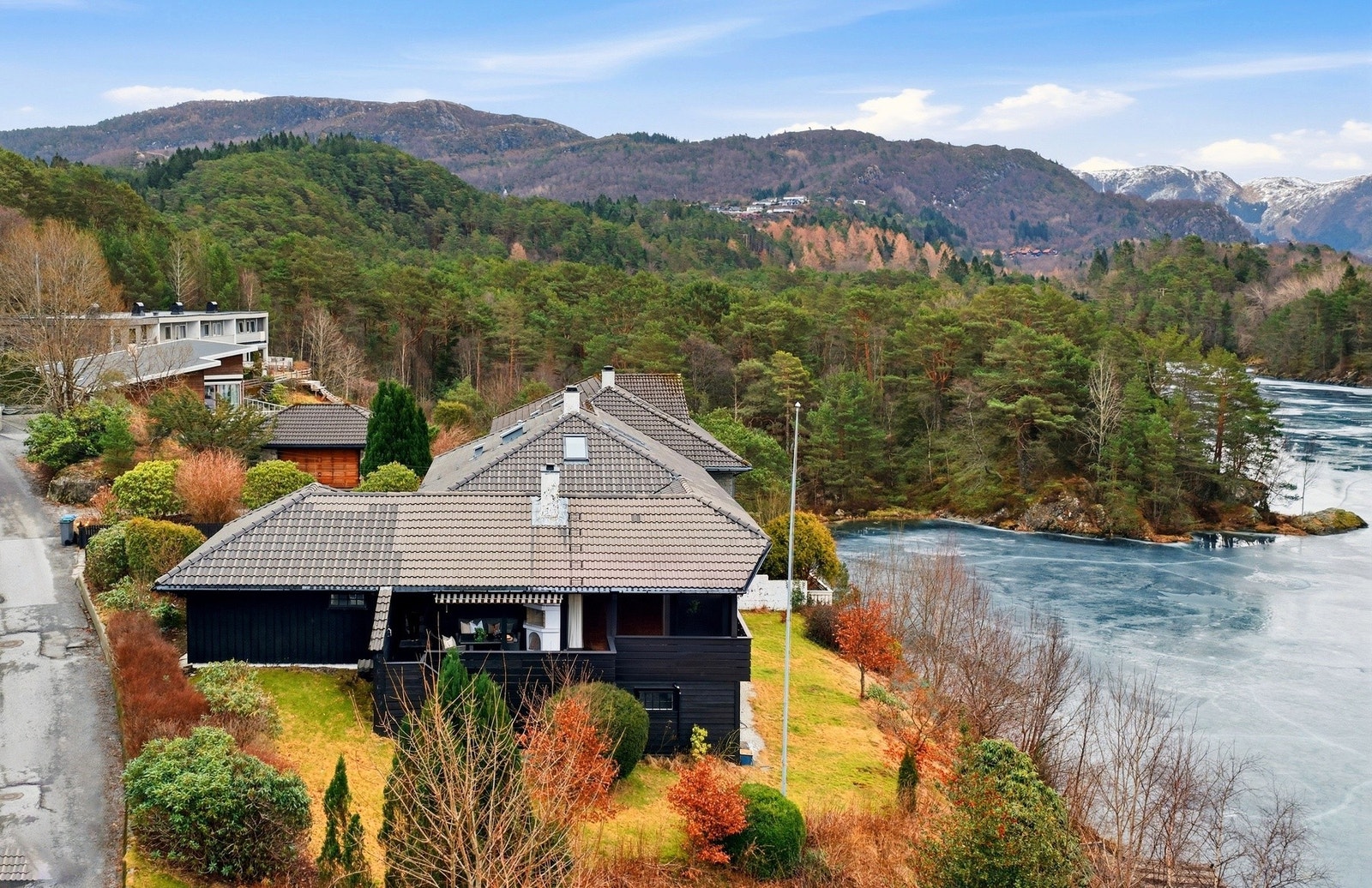 Vågslien 59 ligger i idylliske omgivelser med egen grense ned mot Åstveitvatnet Galleribilde