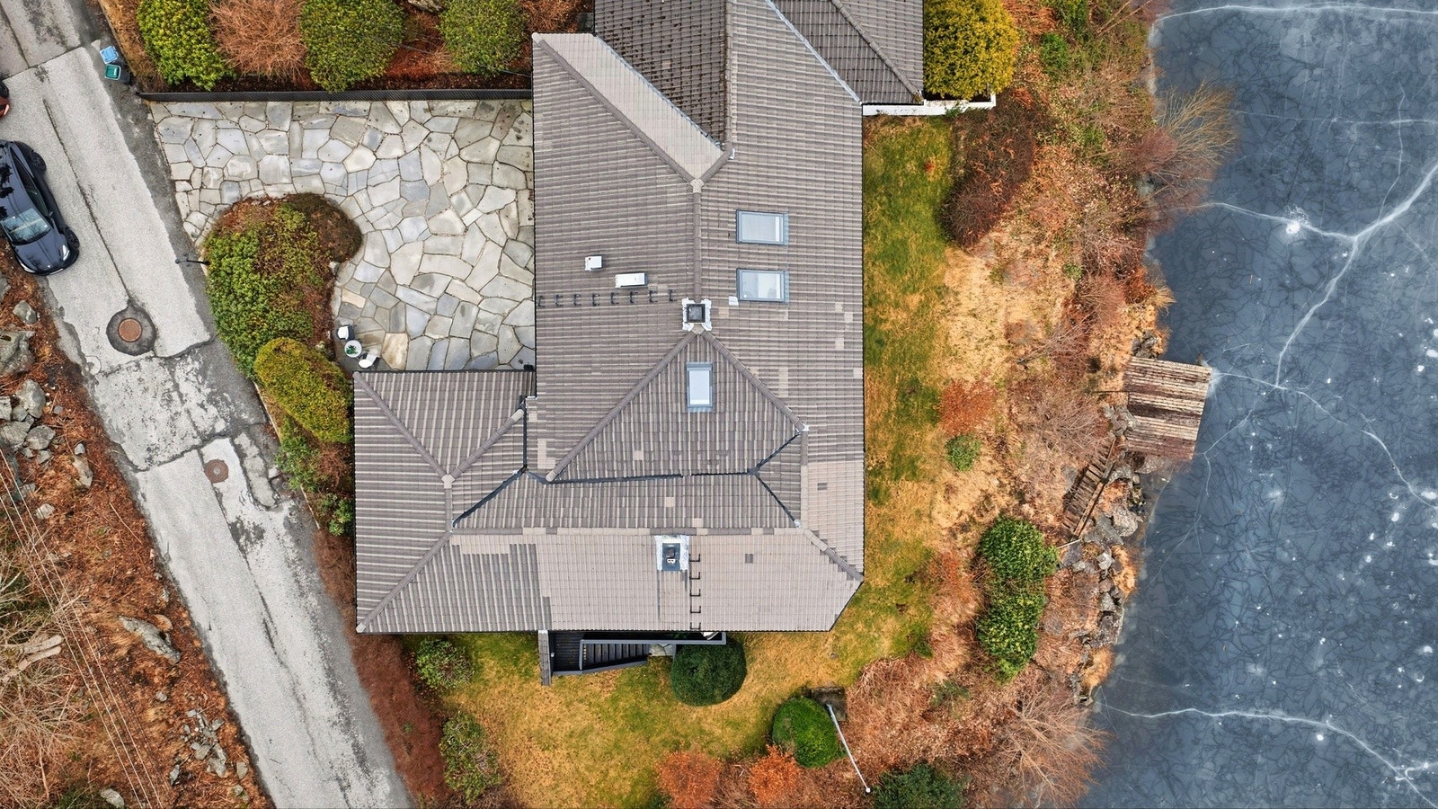 Tomtens areal er på 813 m² | Godt utnyttet og pent opparbeidet | Tak, renner og skifer ved inngang ble rengjort sommer 2025 Galleribilde