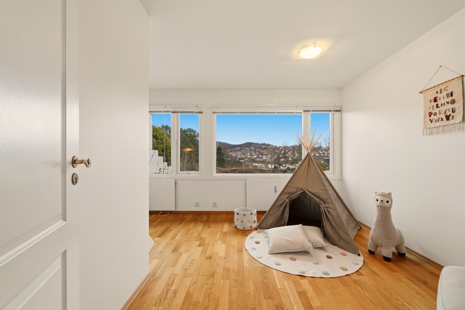 Dette soverommet har et areal på 17.9 m² og var opprinnelig to separat soverom Galleribilde