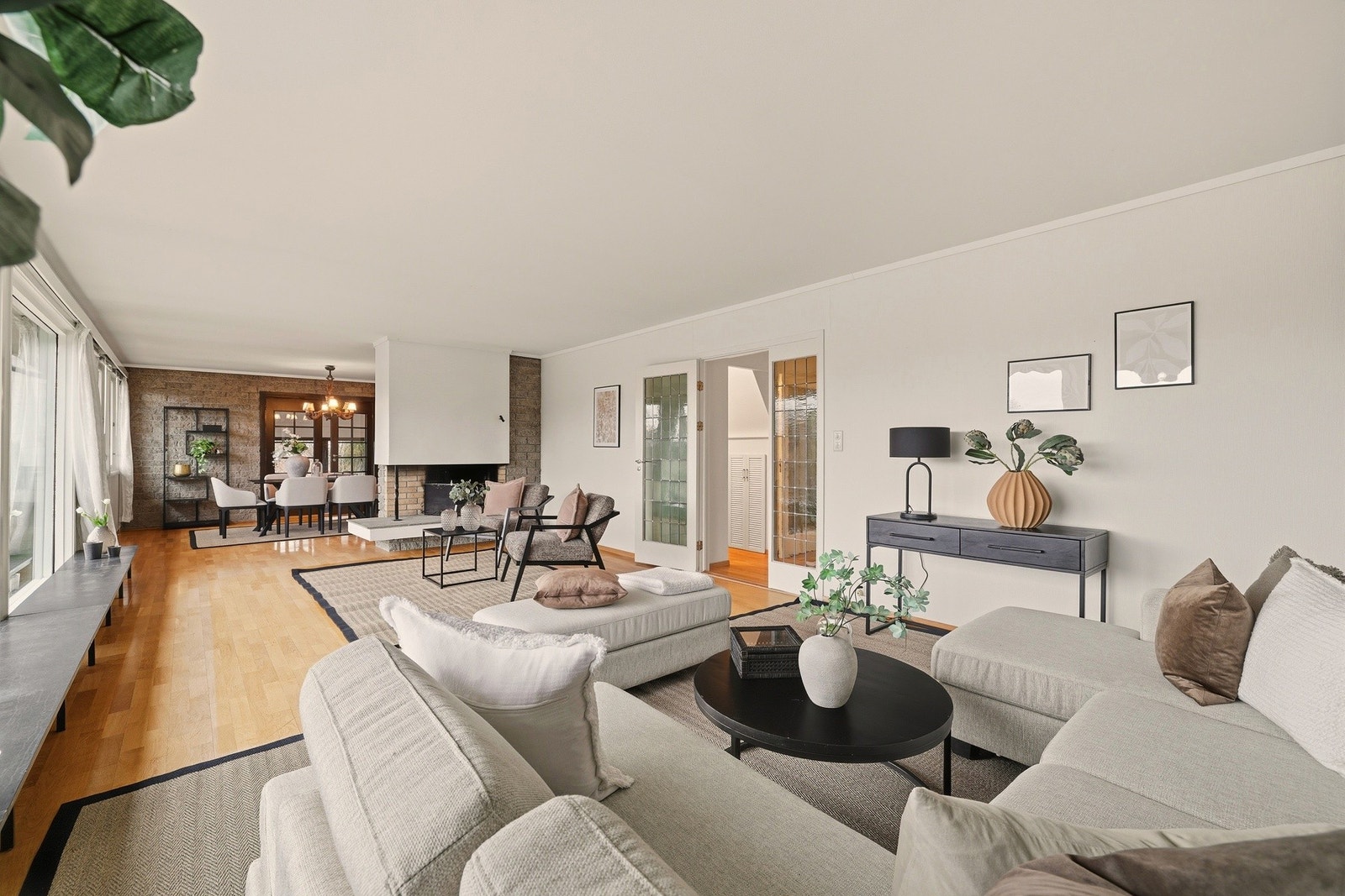 Dagligstuen og spisestuen har et samlet areal på hele 54 m² Galleribilde