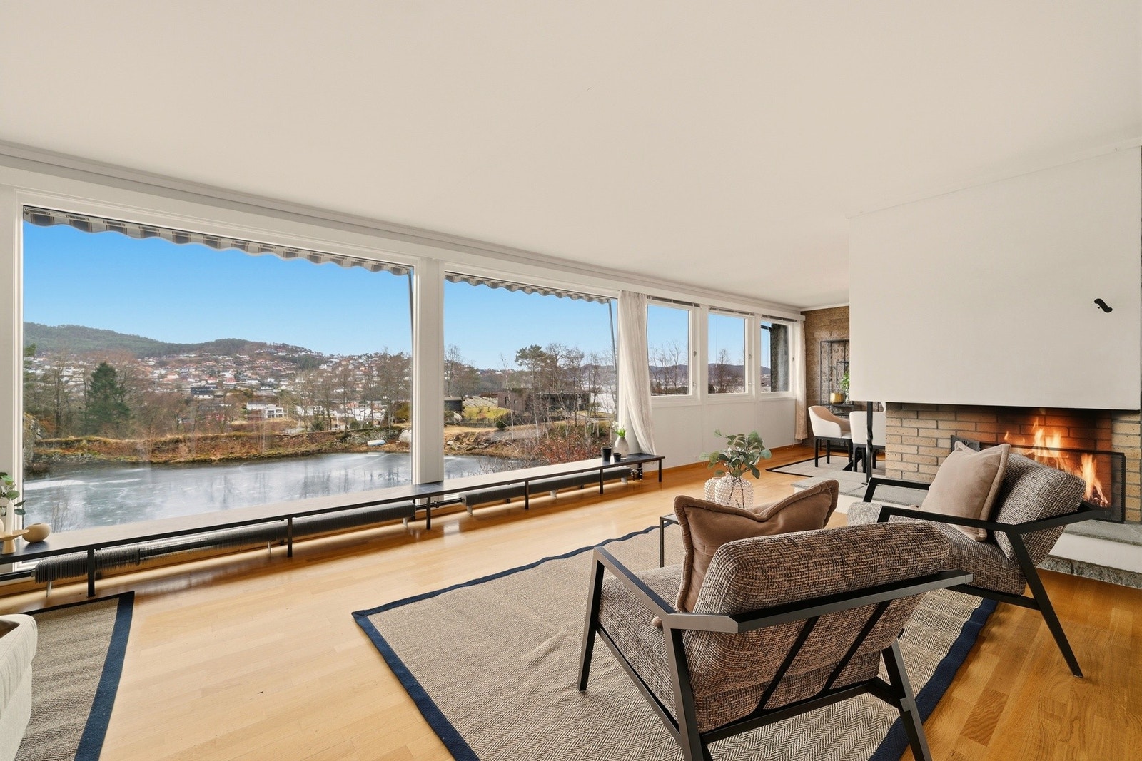 De store vindusflatene gjør den fine utsikten lett tilgjengelig, selv fra sittegruppen Galleribilde