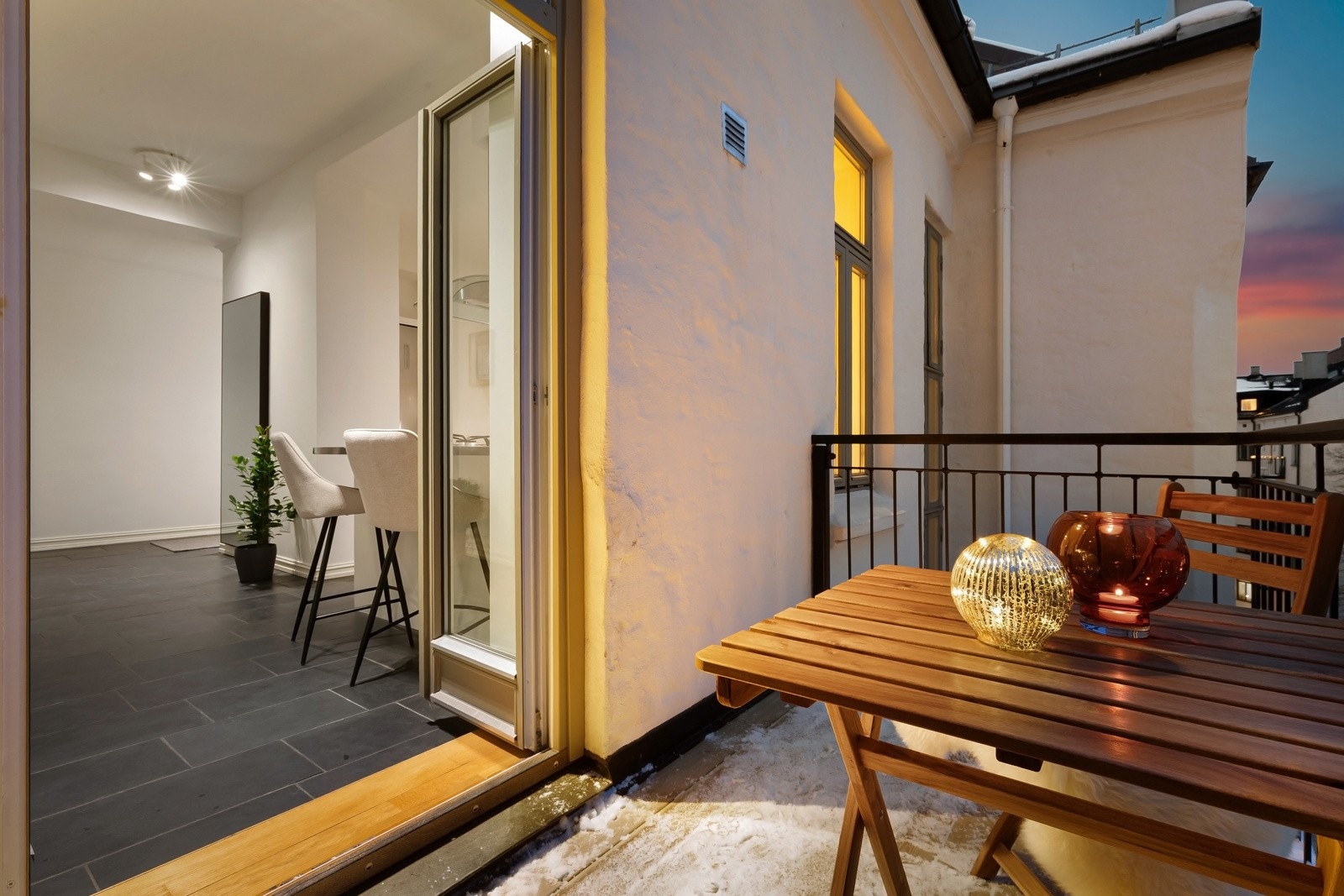 Det er lagt nye terrassebord på balkongen med utgang fra kjøkkenet, og vindusrammer er malt på innsiden. Galleribilde