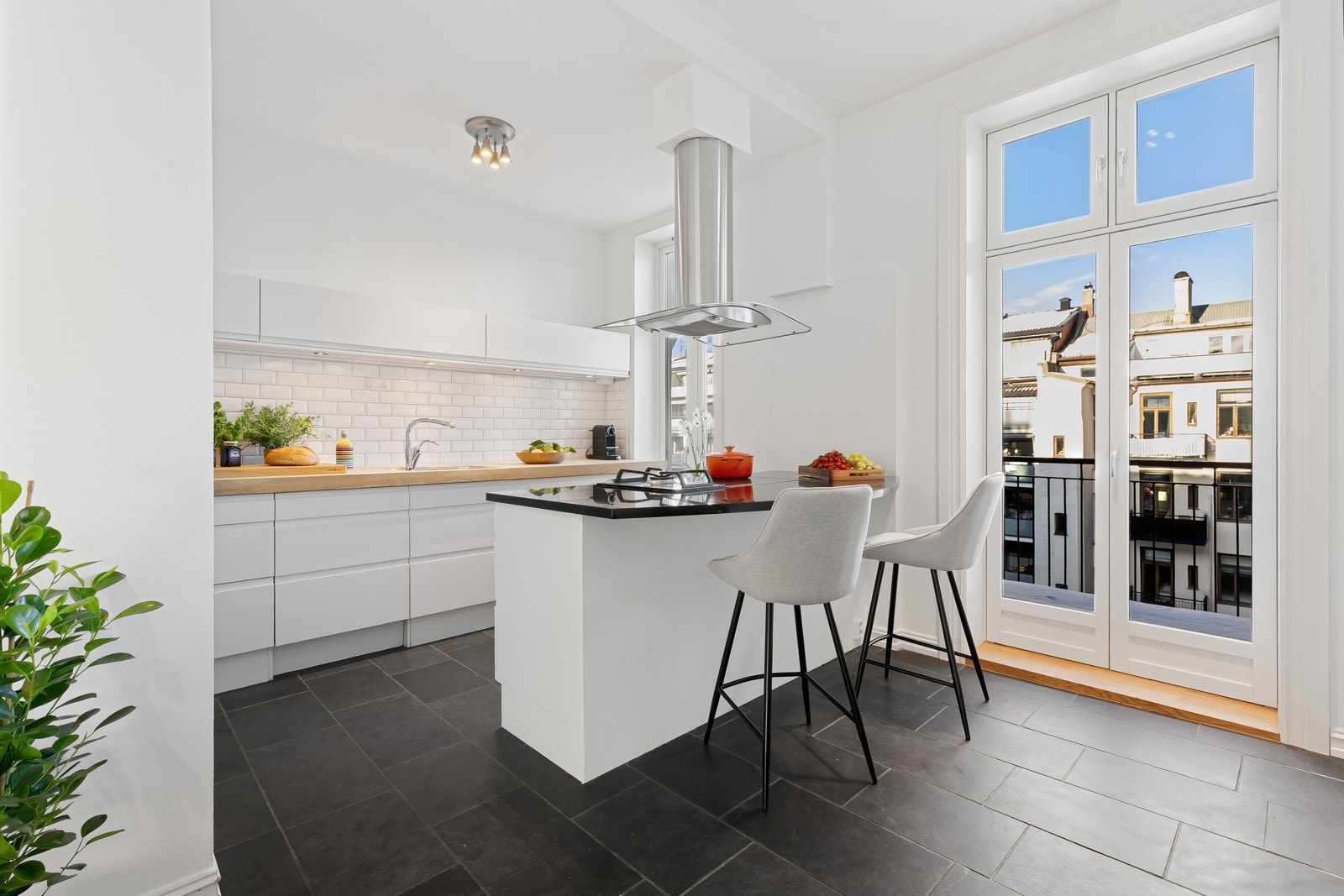 Kjøkkenet fra HTH er stilfullt og lekkert designet med god benke- og lagringsplass, samt kjøkkenøy. Galleribilde