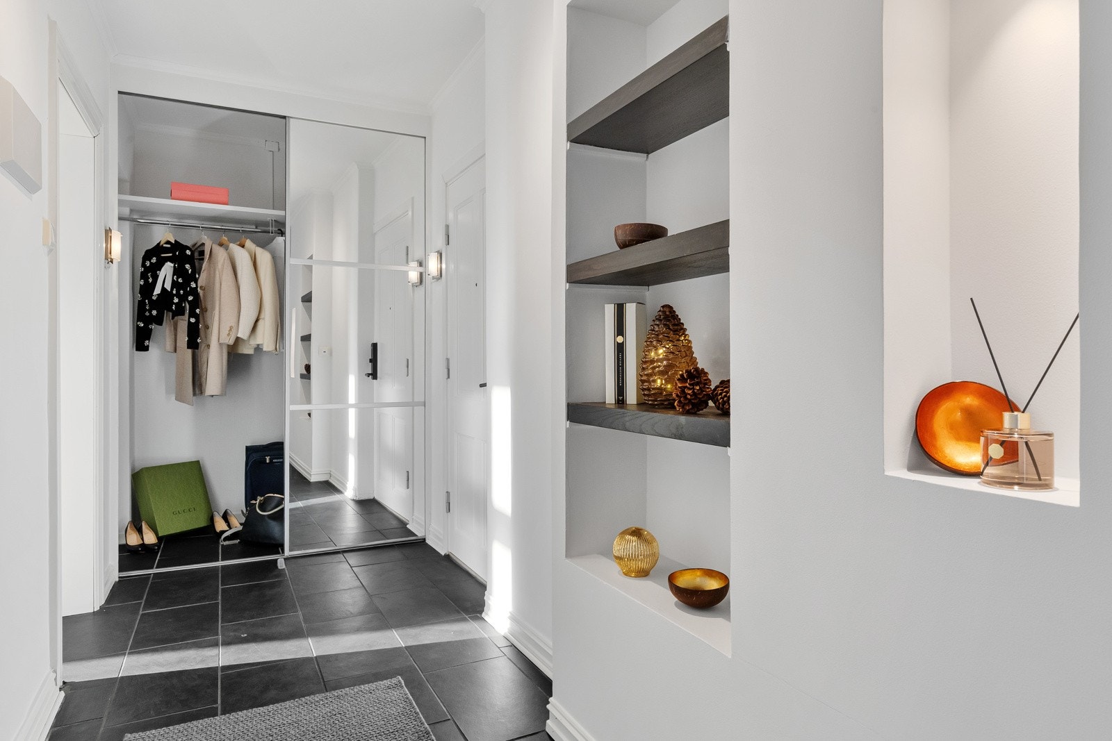 Stor skyvedørsgarderobe også i hallen, og det medfølger kjellerbod samt bruksrett til bodplass i oppgangen. Galleribilde