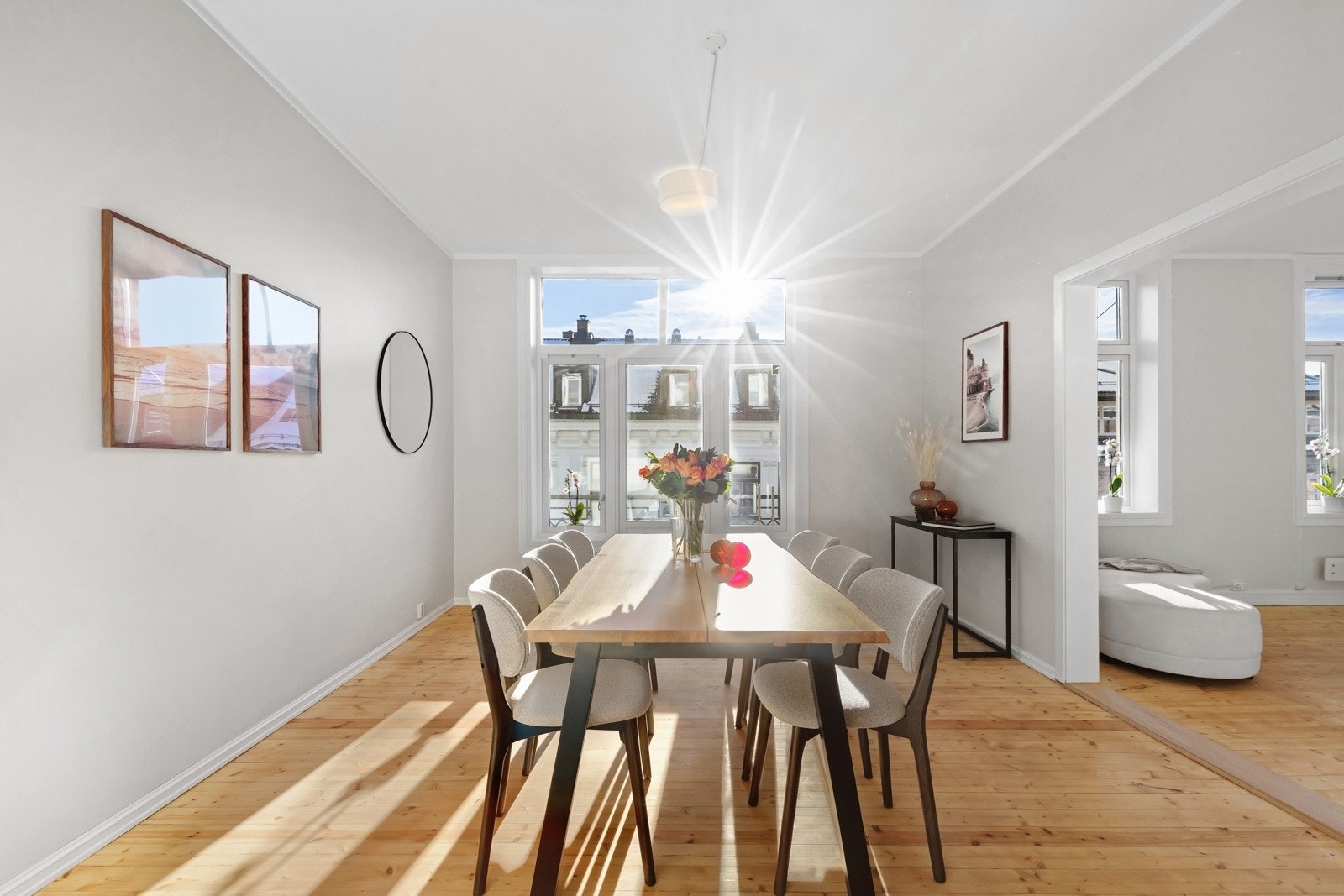 Begge rommene har god takhøyde og store vindusflater, i tillegg til et gjennomgående, flott tregulv. Galleribilde