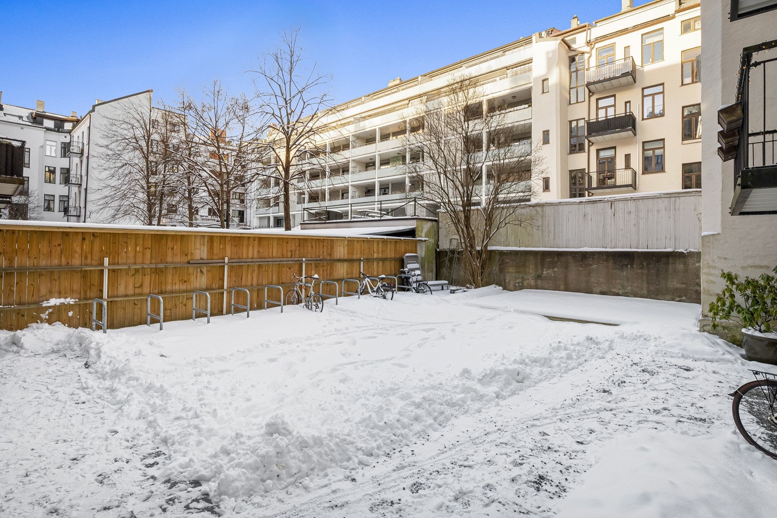 Oppgangene er flotte og bakgården er pent opparbeidet med heller og plenareal samt terrasse med skjermende levegger. Galleribilde