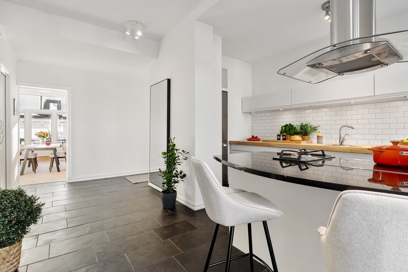 Et flott spisekjøkken, med koselig barløsning og et lunt, oppvarmet gulv. Galleribilde