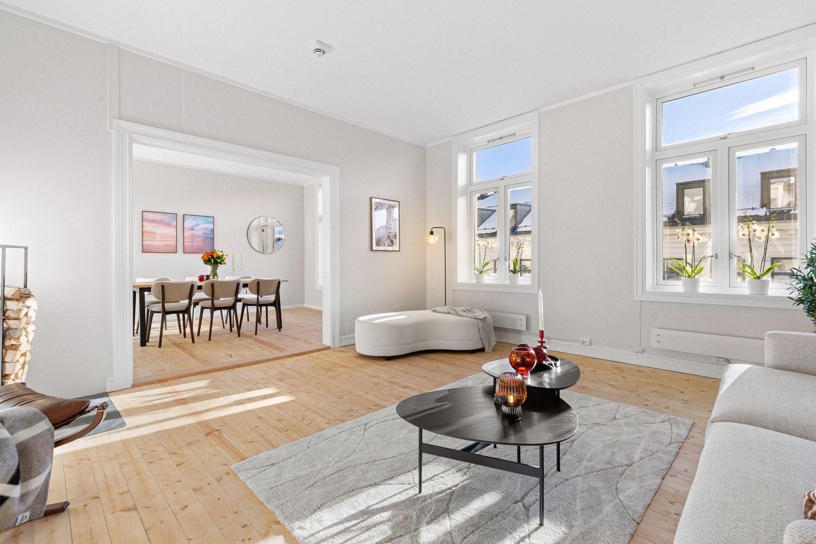 Leiligheten ligger fint til i fjerde etasje, i en ærverdig bygård fra 1901. Galleribilde