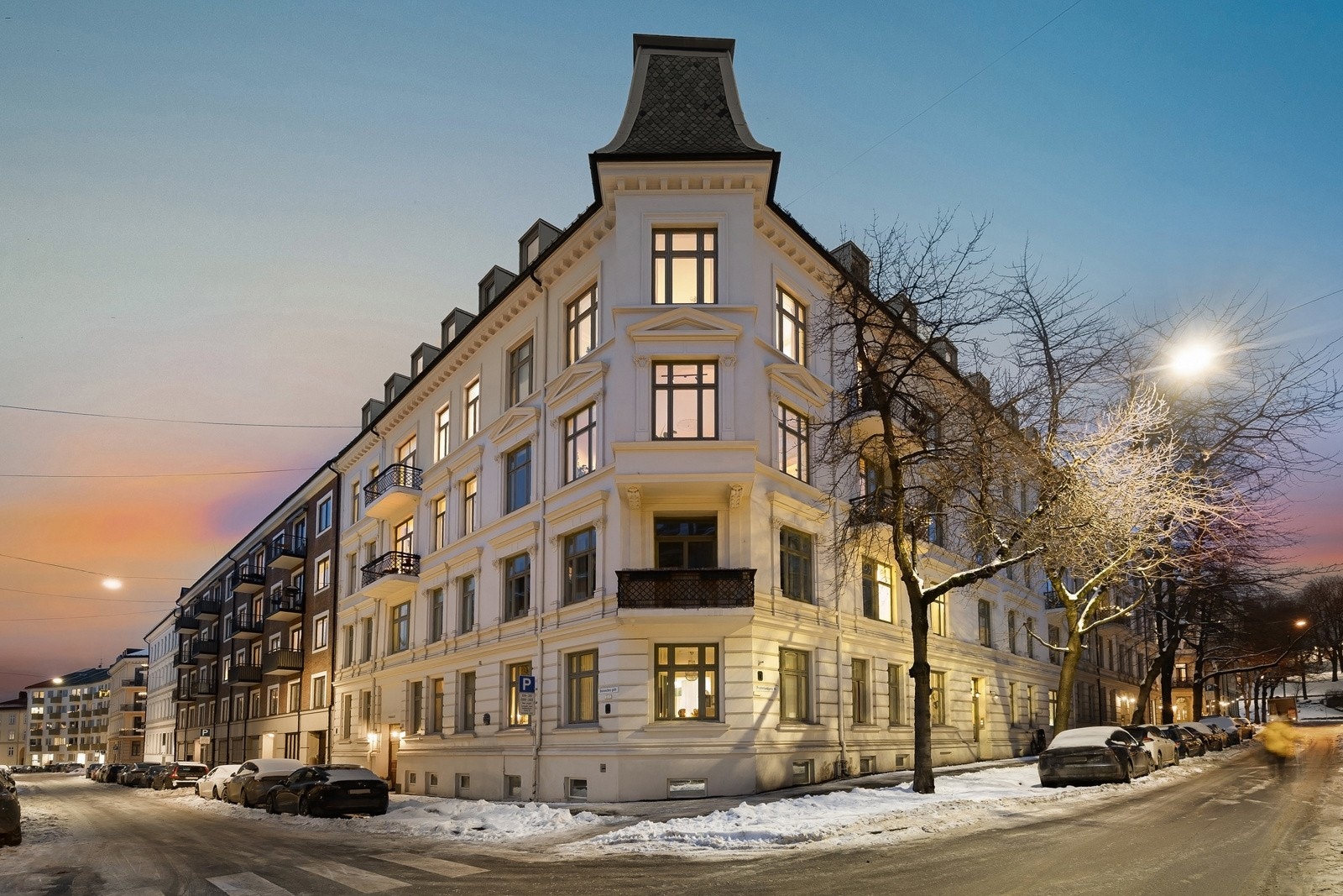 Gaten er kjent for blomstrende kirsebærtrær om våren, og ligger tilbaketrukket i et av byens mest levende områder. Galleribilde