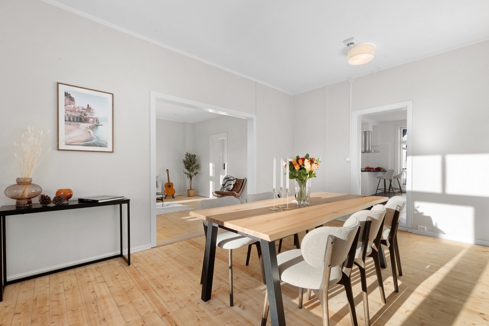 To flotte stuer på rad; stor spisestue med plass til familien og med rom for gjester. Galleribilde