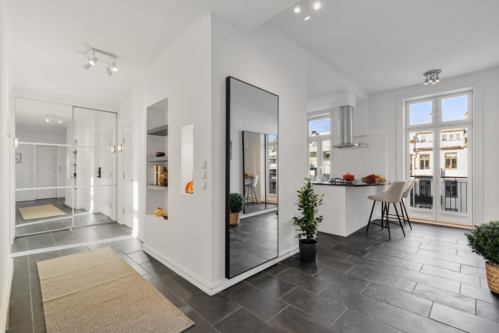 Leiligheten har gjennomgående gode lagringsmuligheter, både i leiligheten og i eksterne boder. Galleribilde