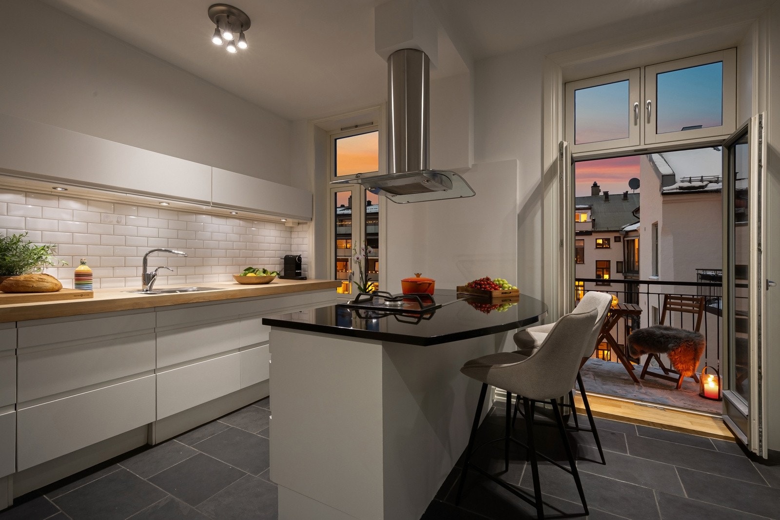 Heltre benkeplate på den innerste innredningen, eksklusiv granitt på øya. Galleribilde