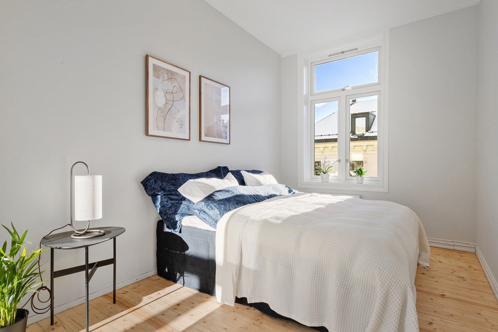 Leiligheten har to luftige soverom, hvor begge ligger praktisk til i egen fløy, med adkomst til badet. Galleribilde