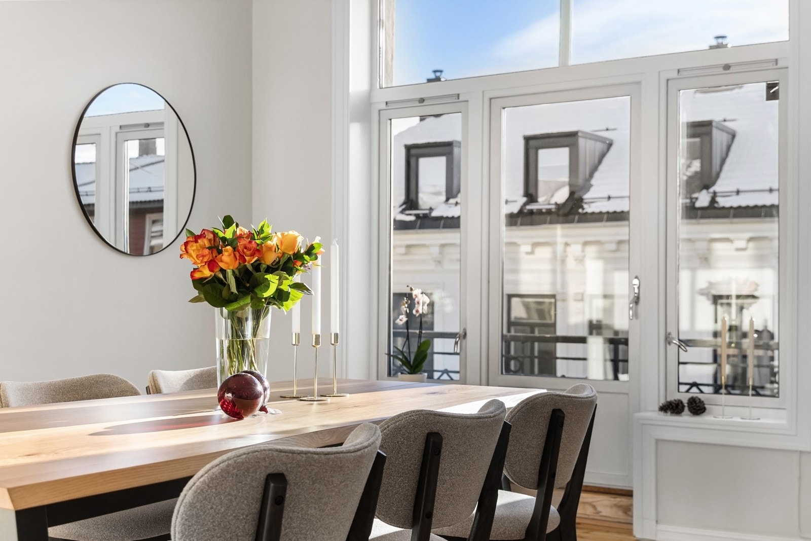 Store vindusflater og et fantastisk lysinnslipp er gjennomgående, og leiligheten kan skilte med to flotte balkonger, mot hver sin himmelretning. Galleribilde