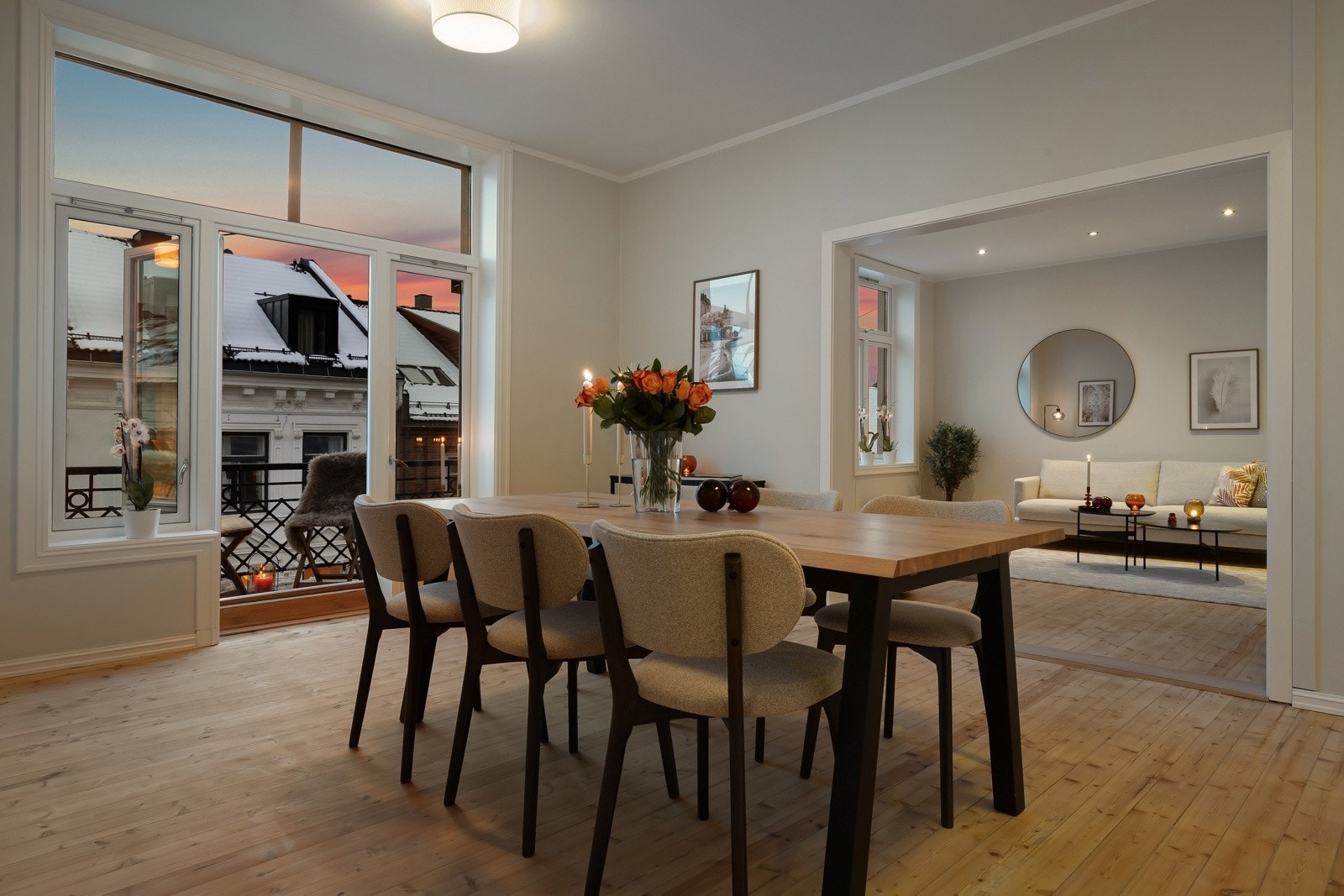 Herlig kveldstemning, og fra spisestuen er det utgang til en sydvestvendt balkong. Galleribilde