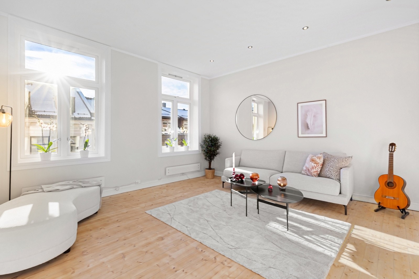 Leiligheten er nylig oppgradert og klar for sin nye eier; slipte og behandlede tregulv, veggflater er sparklet og malt og flere himlinger er oppmalt. Galleribilde