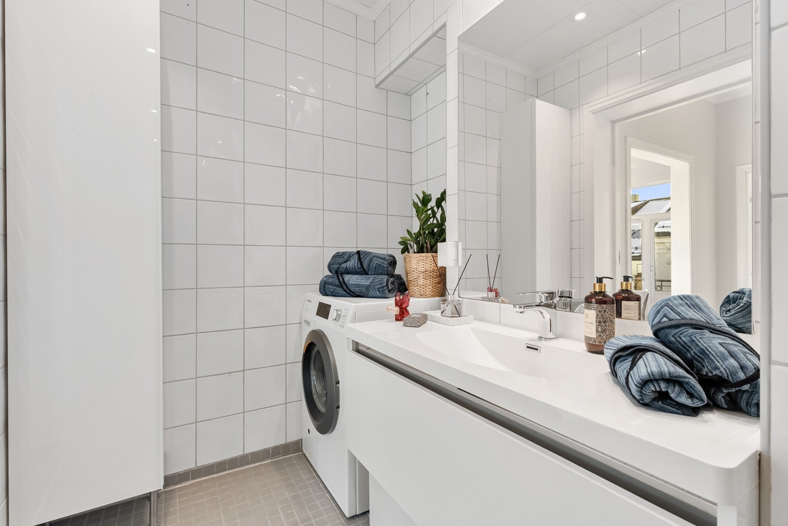 Badet er delikat og romslig, med flislagte overflater, gulvvarme og downlights i himling (LED takspotter fra nov 2025). Galleribilde