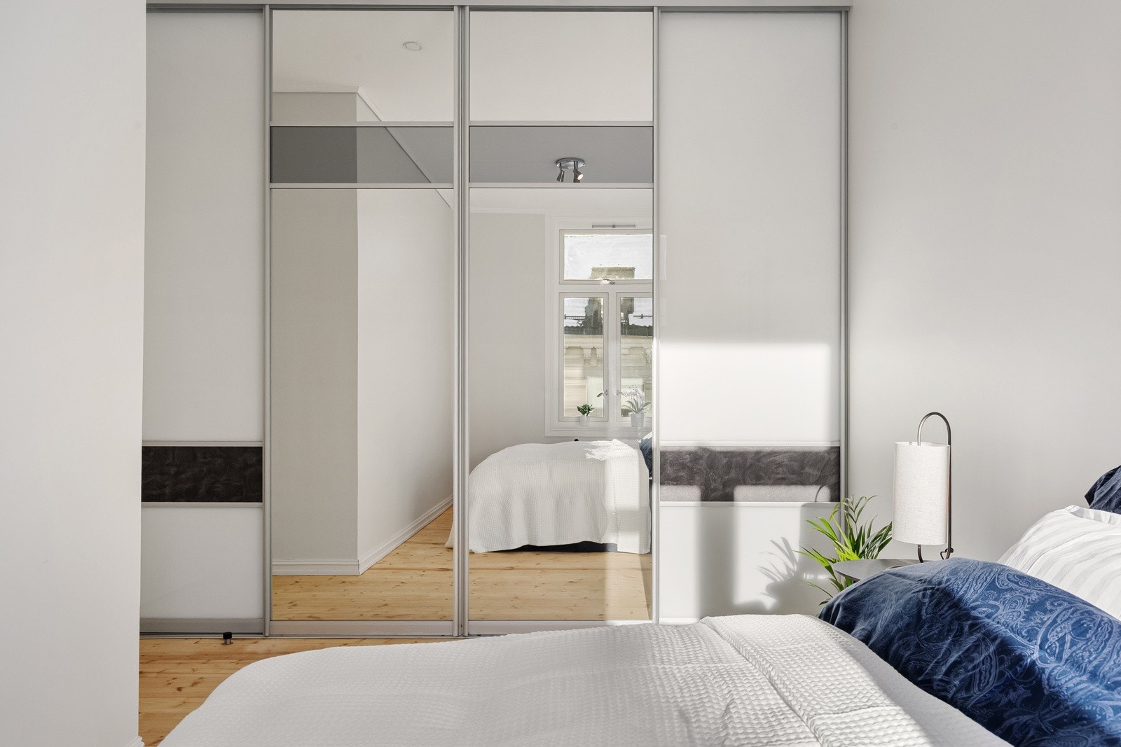 Rommene er av god størrelse, og på hovedsoverommet er det montert stor skyvedørsgarderobe. Galleribilde