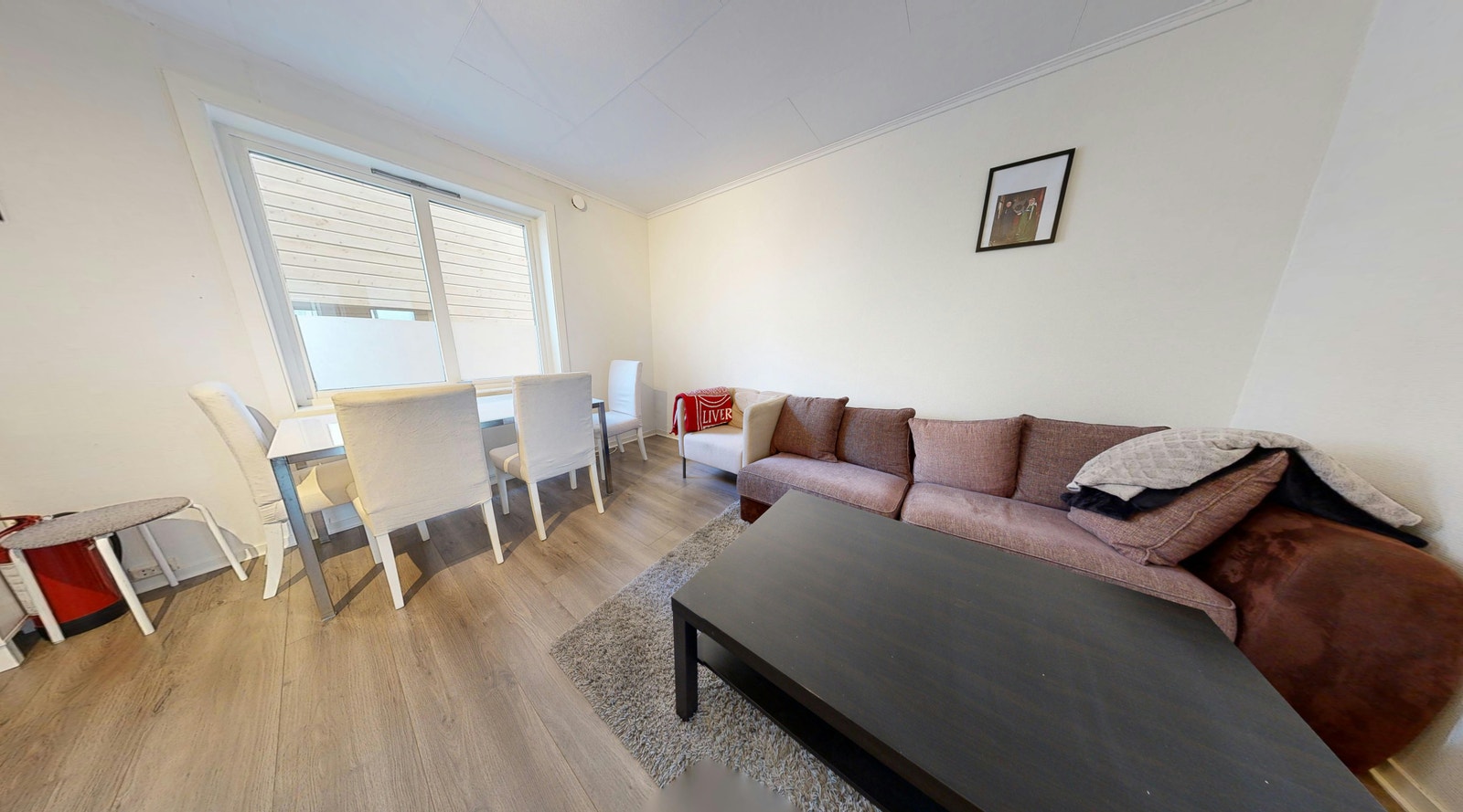 Stue med god plass til spisegruppe og store vinduer for mye lys Galleribilde