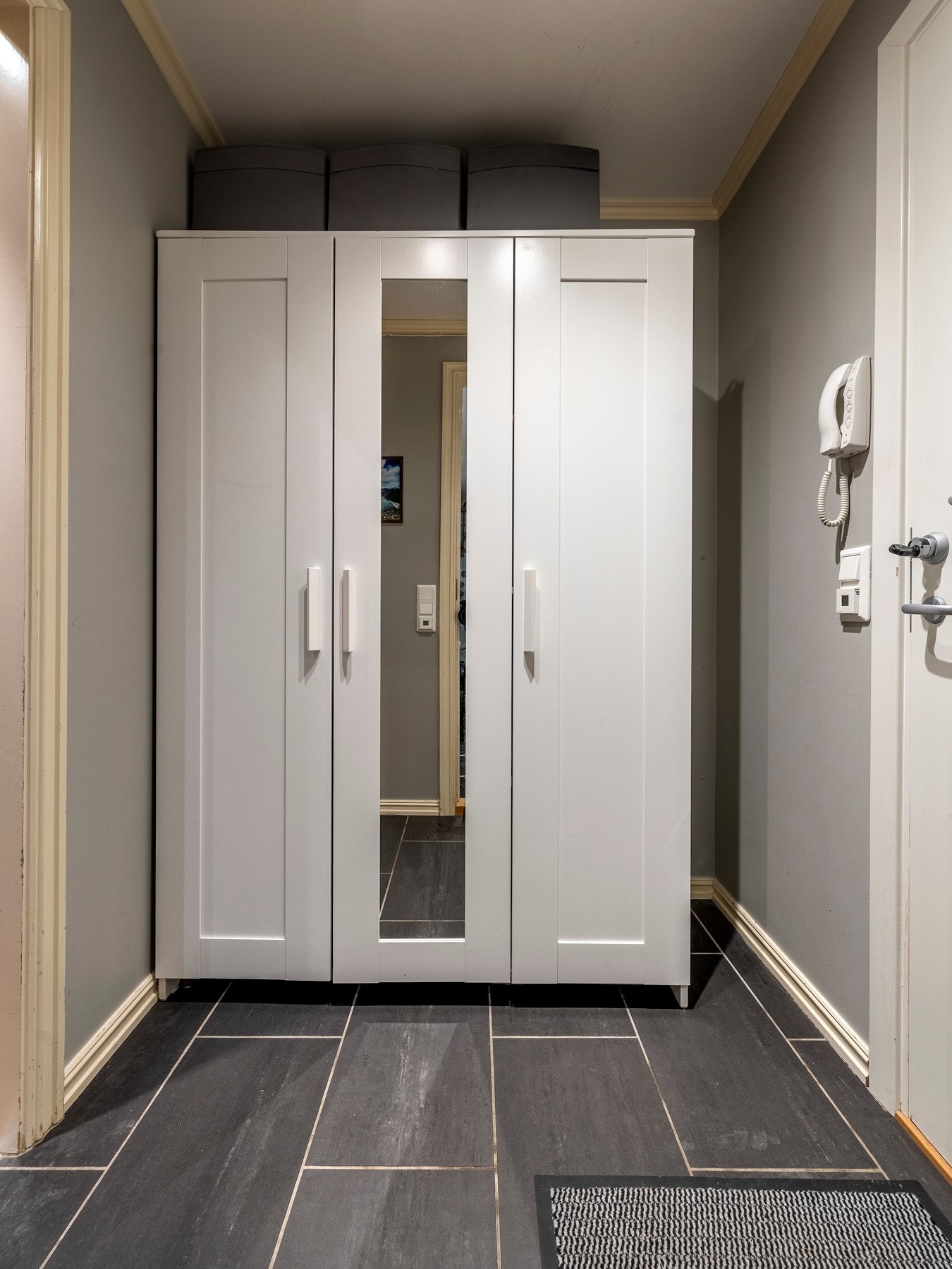 Entréen er innredet med et praktisk garderobeskap for oppbevaring av yttertøy, sko og annet utstyr. Galleribilde