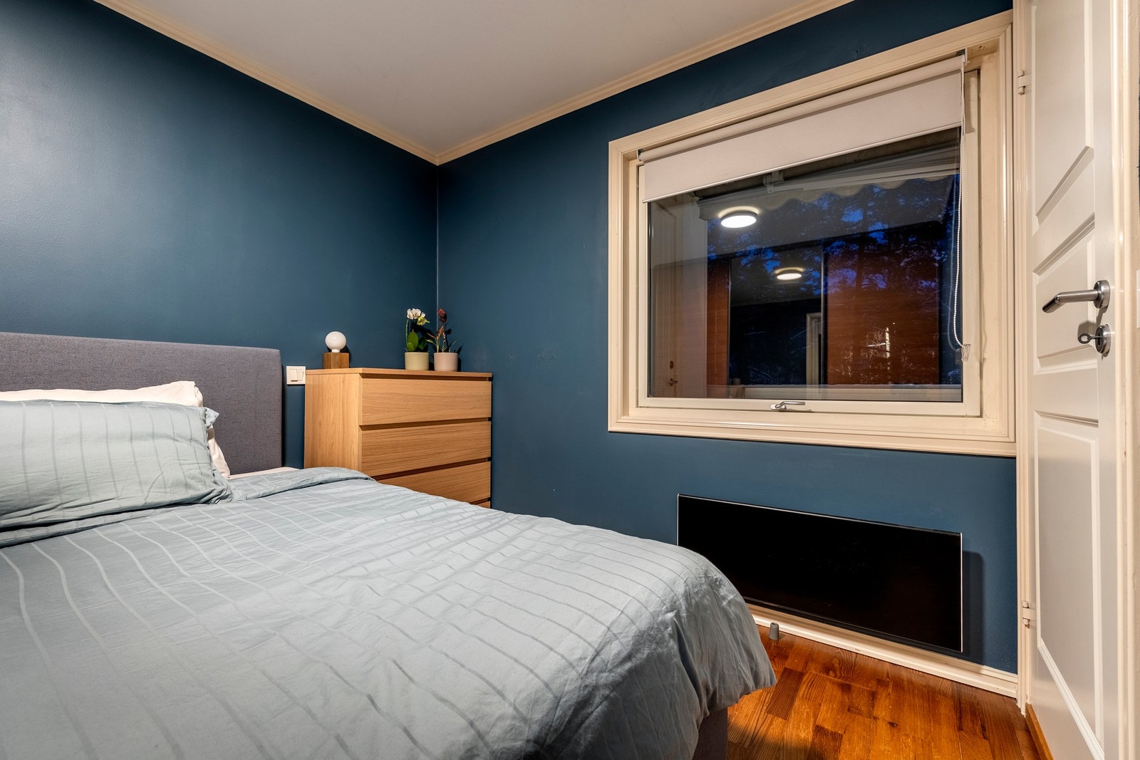 Her det det god plass til dobbeltseng og nattbord, og rommet er innredet med en praktisk skyvedørsgarderobe. Galleribilde