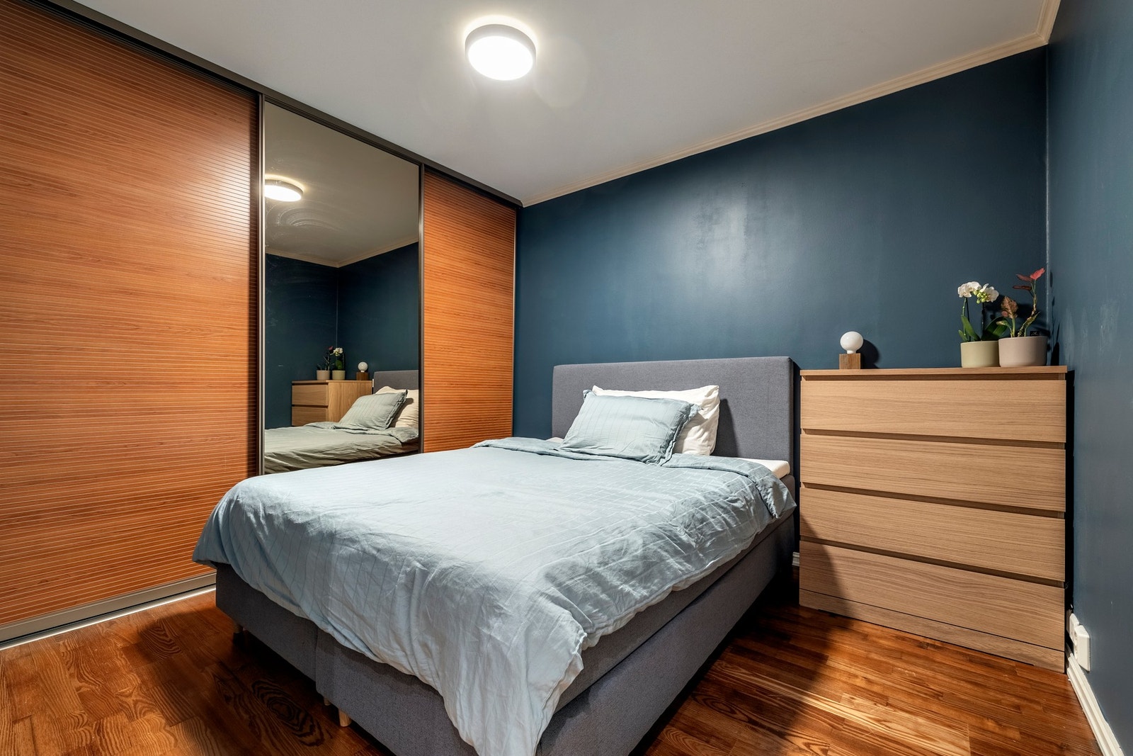 Leiligheten har et romslig soverom. Galleribilde